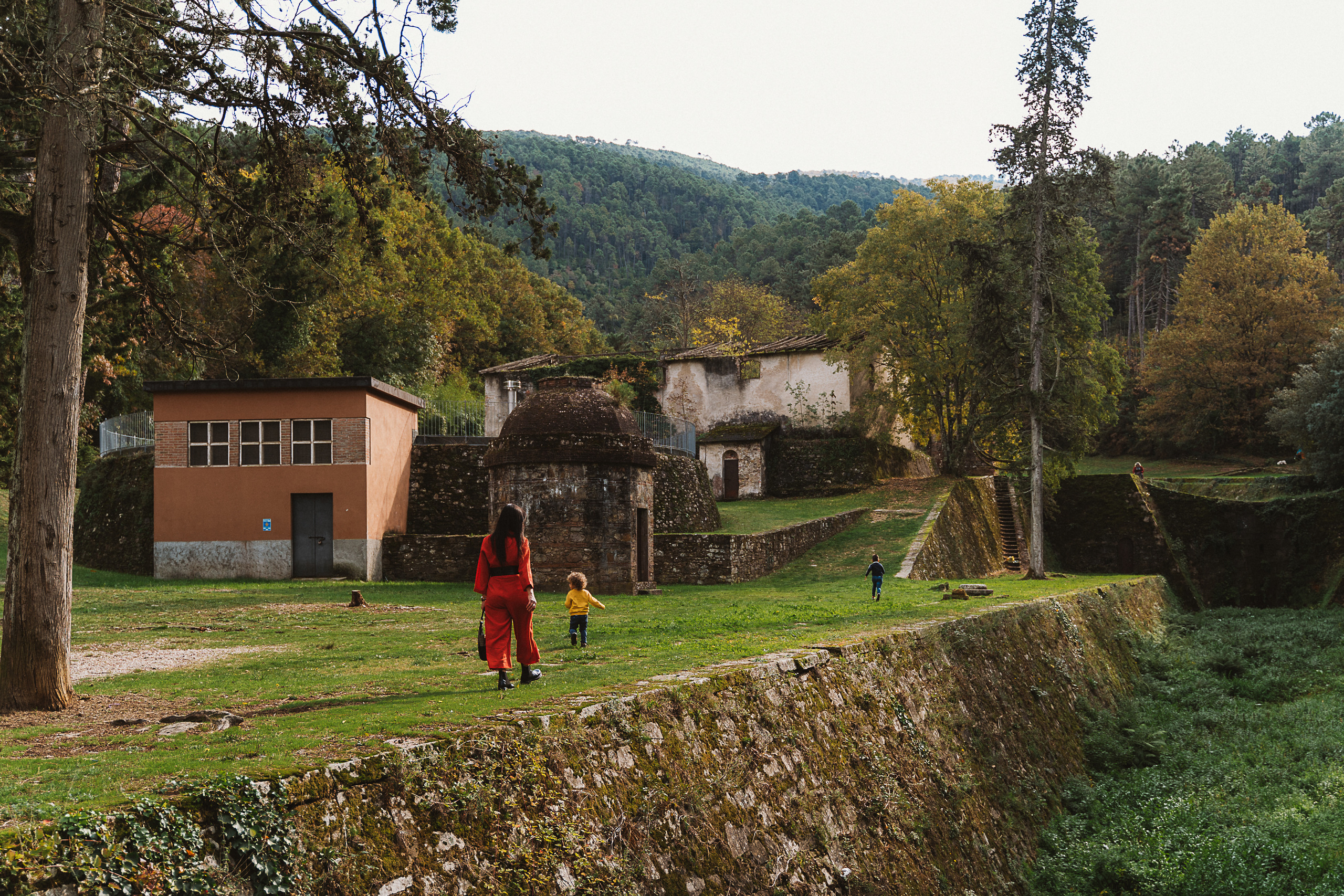 The family enjoys a leisurely picnic under the warm Tuscan sun.