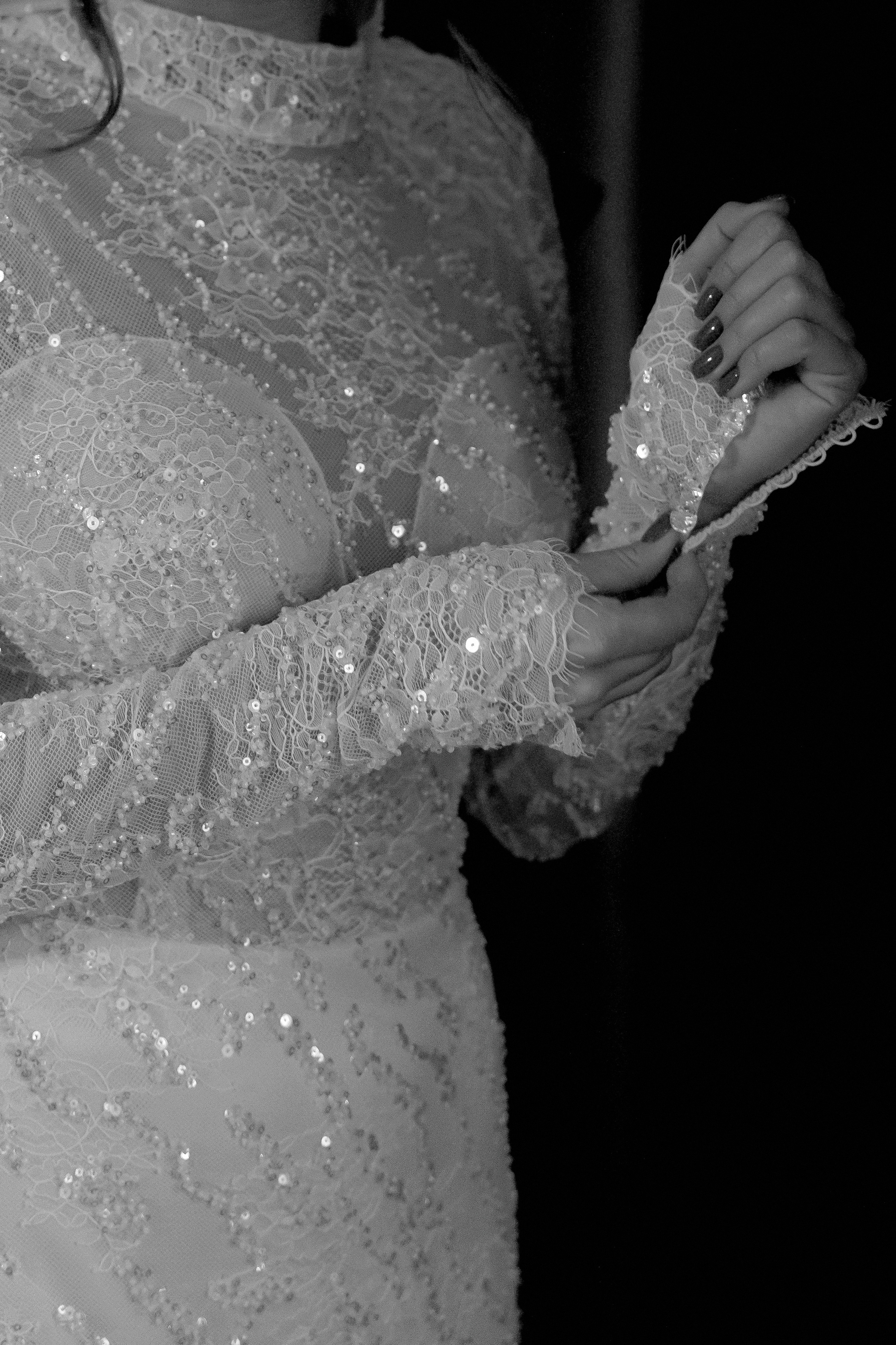 подружки одевают невесту в свадебное платье