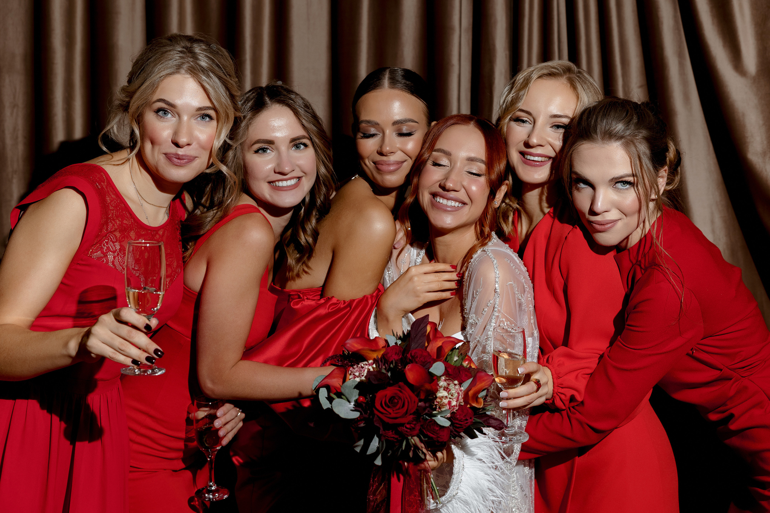 фотосессия невесты с подружками в красном