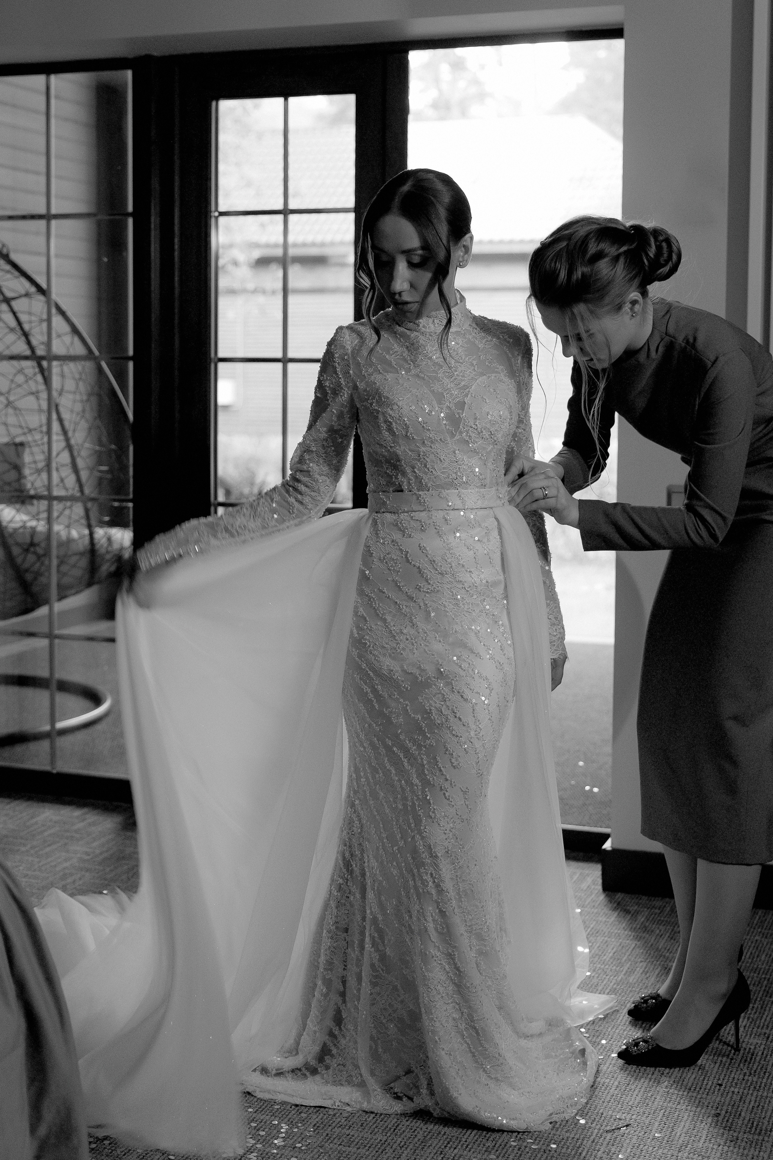 подружки одевают невесту в свадебное платье