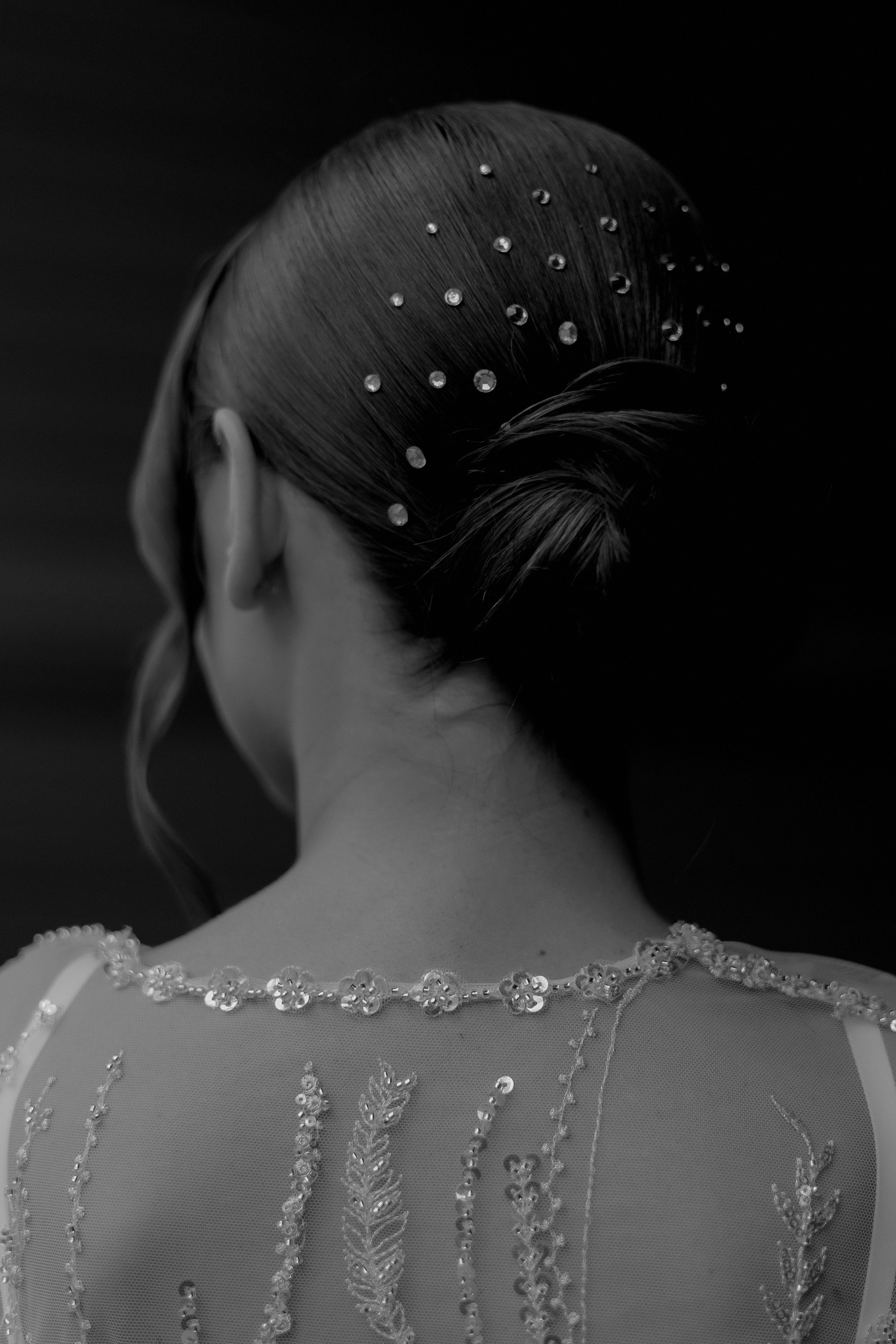 современная причёска невесты пучок со стразами