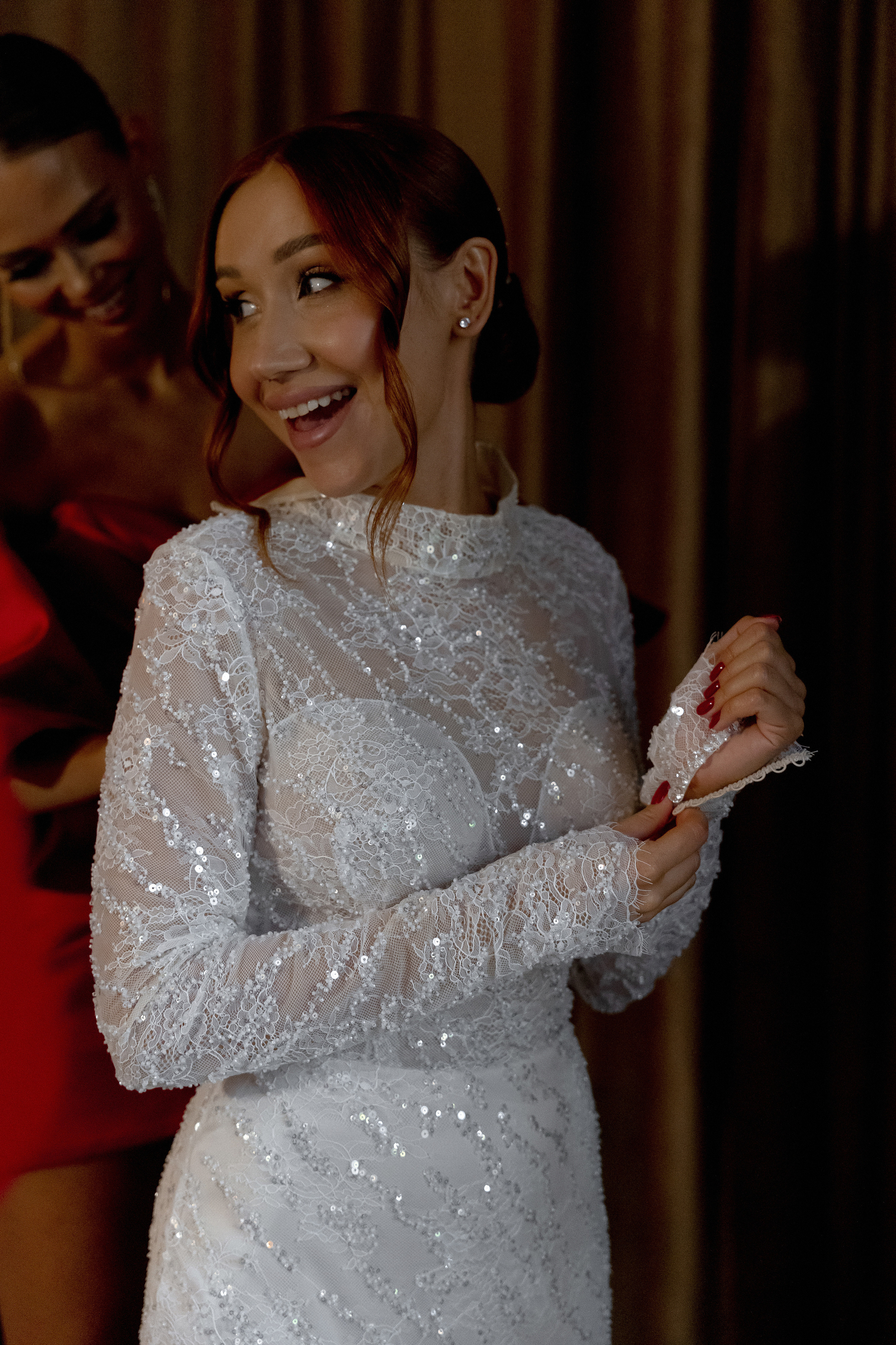 подружки одевают невесту в свадебное платье