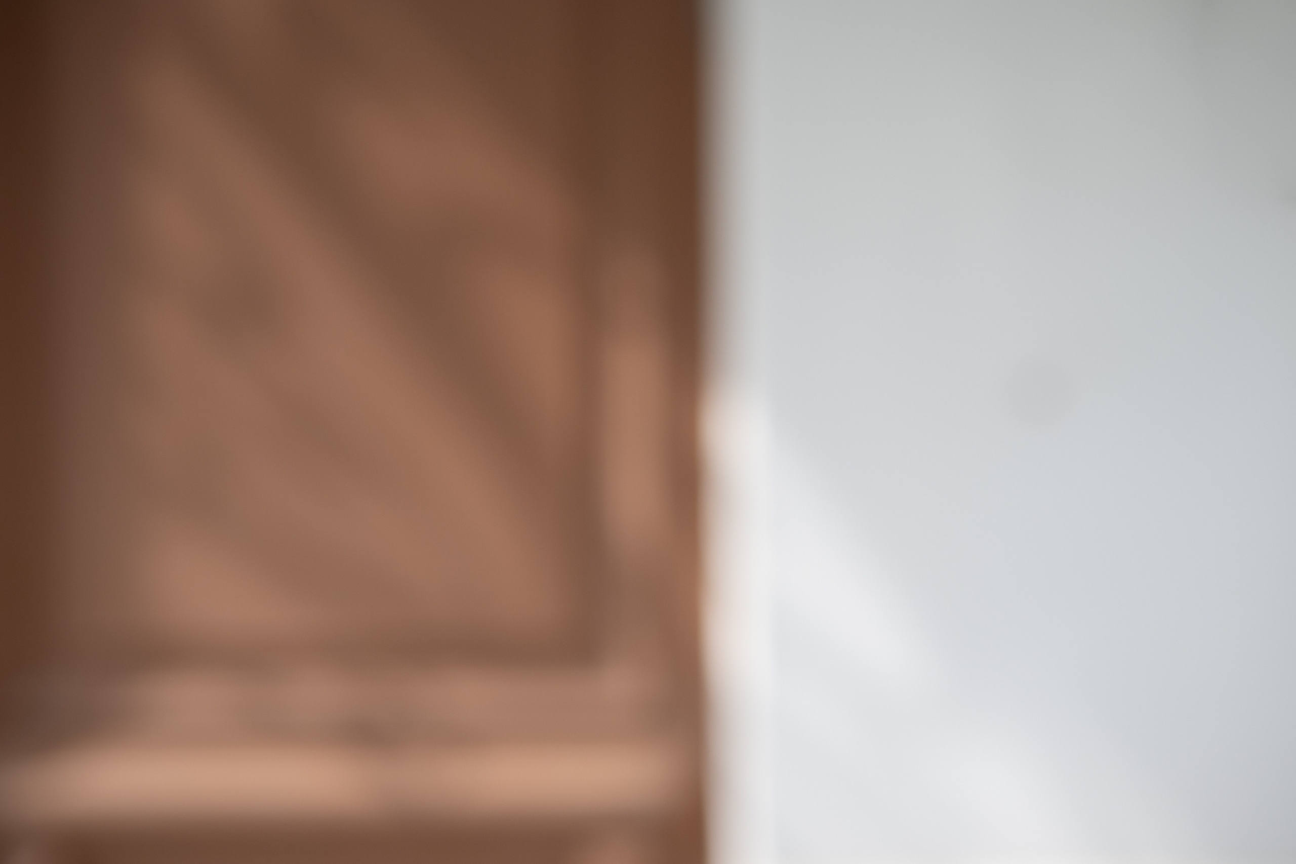 Авторская городская фотография, исследующая свет, цвет, архитектуру и визуальные ритмы городской среды. Фотограф: Ожерельев Лев