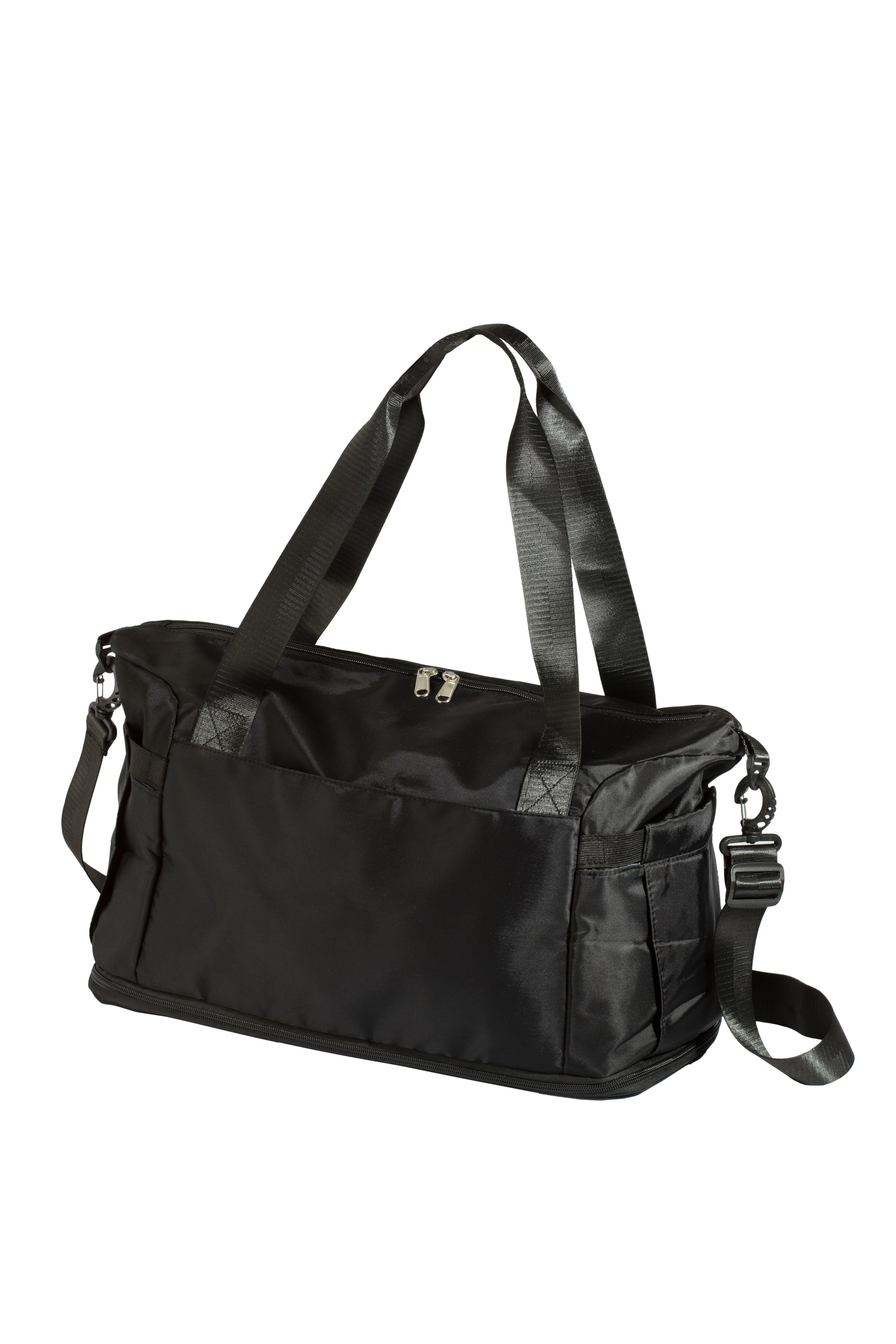 съёмка дорожной сумки на белом фоне