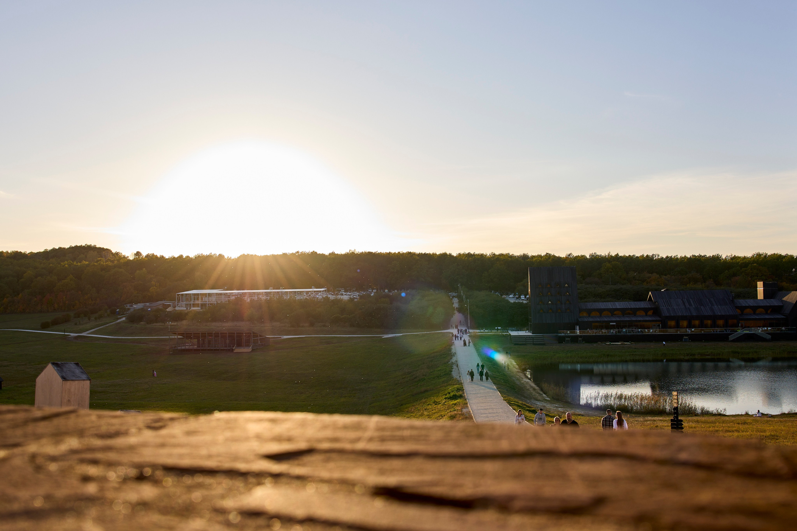 Вот она, та самая загадочная Кудыкина гора! Место сильное, красивое и очень гостеприимное. Отсюда, с вершины, открывается потрясающий вид на древний Дон. Кажется, будто стоишь на краю света, и перед тобой — вся великая история этой реки. Особенно волшебно здесь на закате, когда солнце окрашивает воду и небо в золотые и розовые края. Природа настоящая, степная, дышится очень легко. И вот среди этой природной мощи встречаешь удивительные рукотворные вещи. три богатыря сидят на поле. Отдыхают и ждут пока приготовится ужин. Или «Хоровод» на самой вершине. фигуры, взявшись за руки, словно охраняют покой этого места. Чувствуется какая-то особая сила и энергетика. Отличный повод задуматься о вечном и сделать классные кадры! Но главный сюрприз, ради которого многие и едут — ждёт в конце. Тот, кто даёт понять: вы действительно на Кудыкиной горе! Вот он, местный житель — огнедышащий Змей Горыныч. Теперь та самая поговорка «На Кудыкины горы воровать помидоры» звучит особенно смешно! Потому что с таким стражем ни о каких помидорах и речи быть не может. Его дело — охранять покой и устраивать по-настоящему огненное шоу на прощание. #dzen13 #желтаяшапочкаdz #кудыкинагора #тревел #змейгорыныч #топ