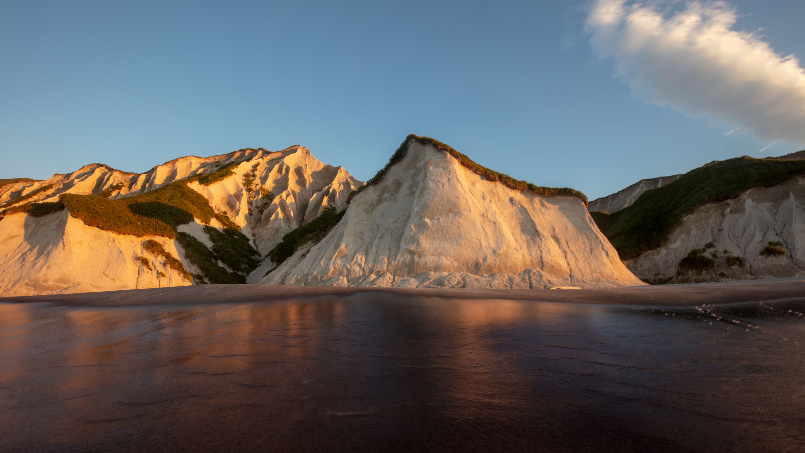 Итуруп. Белые скалы. Закат. Охотское море.