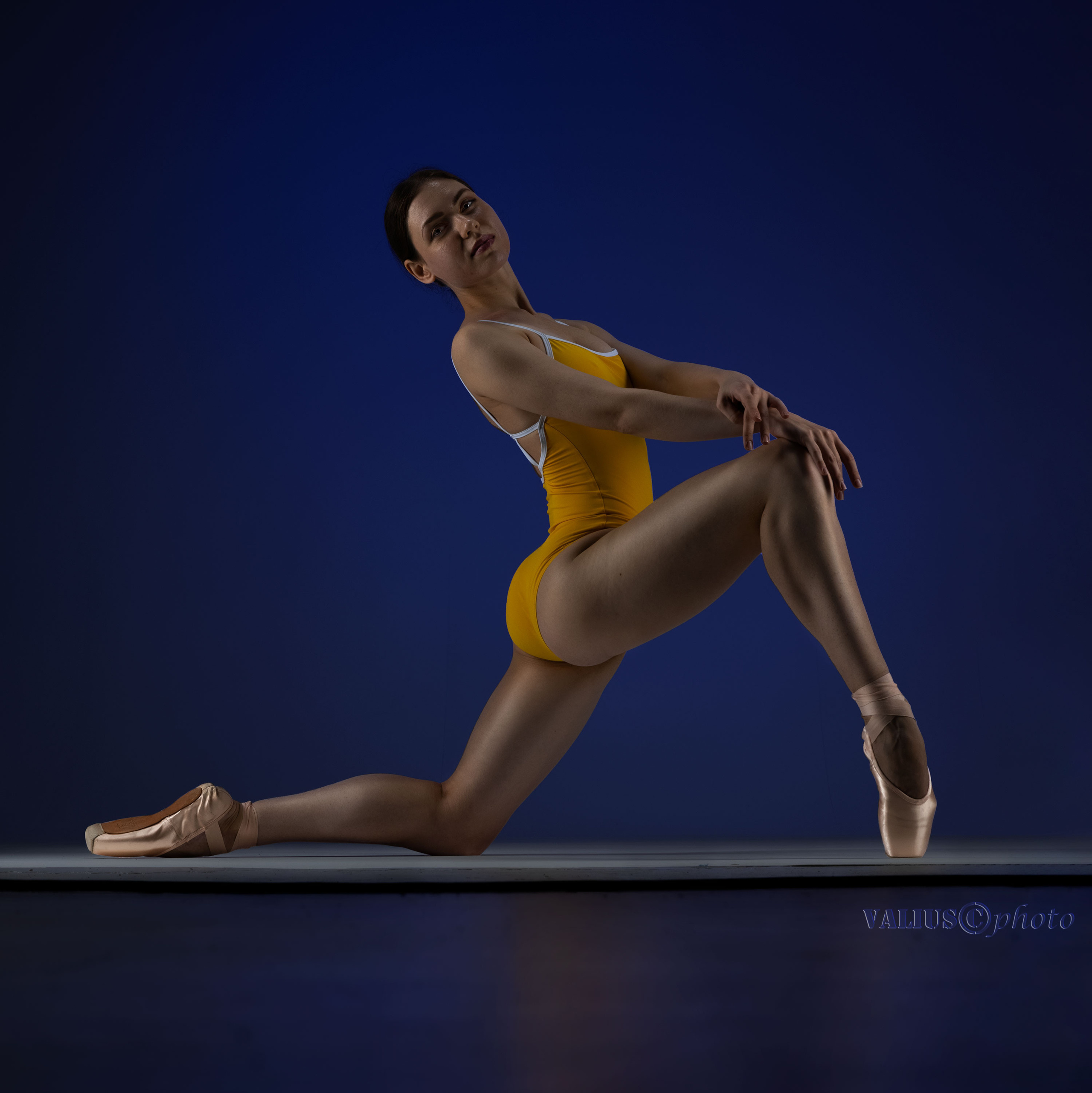 Балерина, на цветном фоне. Купальник. Стройное спортивное и красивое тело