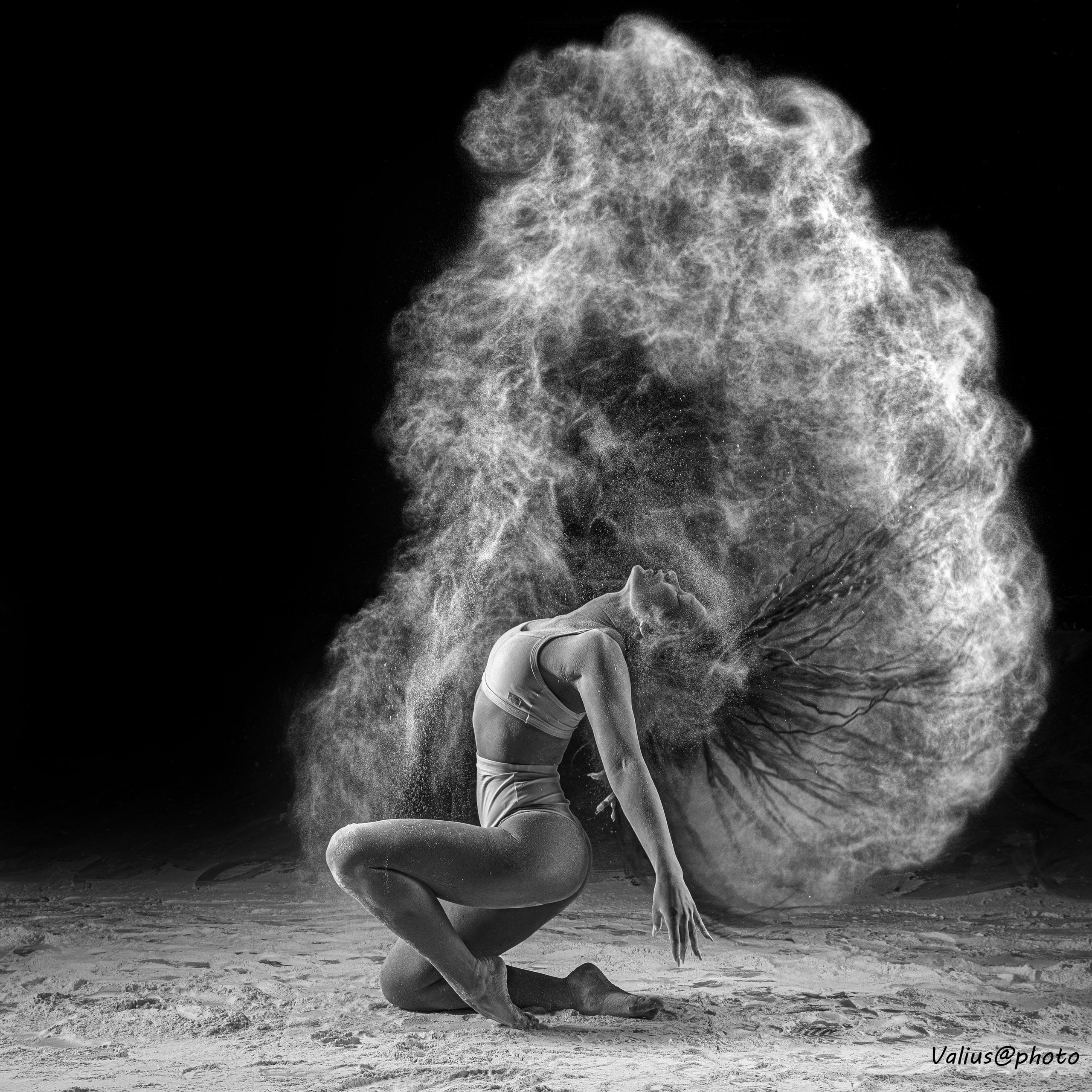 Пыльные танцы. Мучная фотосессия. Мука. Движение.