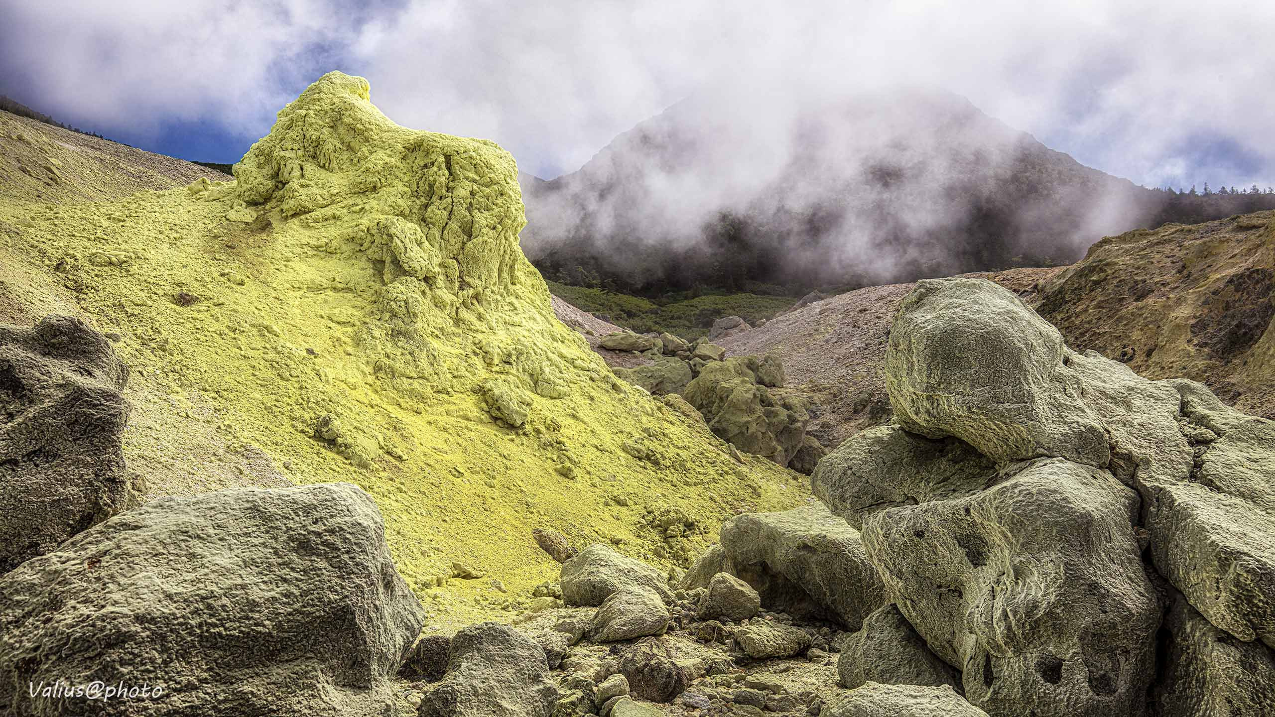 Кунашир. Вулкан Менделеева. Фуморолы.