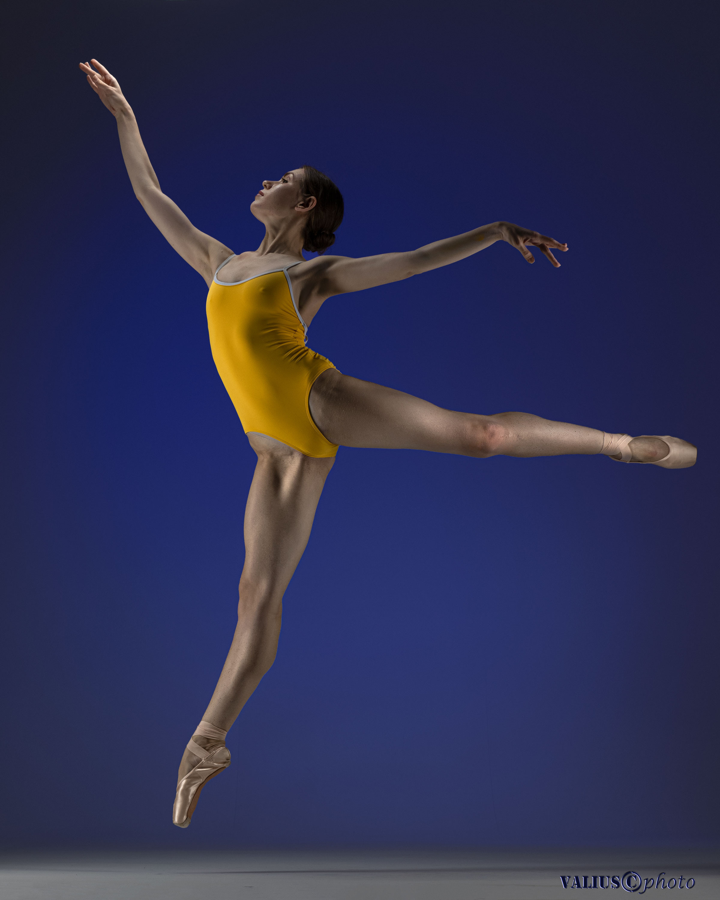 Балерина, на цветном фоне. Купальник. Стройное спортивное и красивое тело