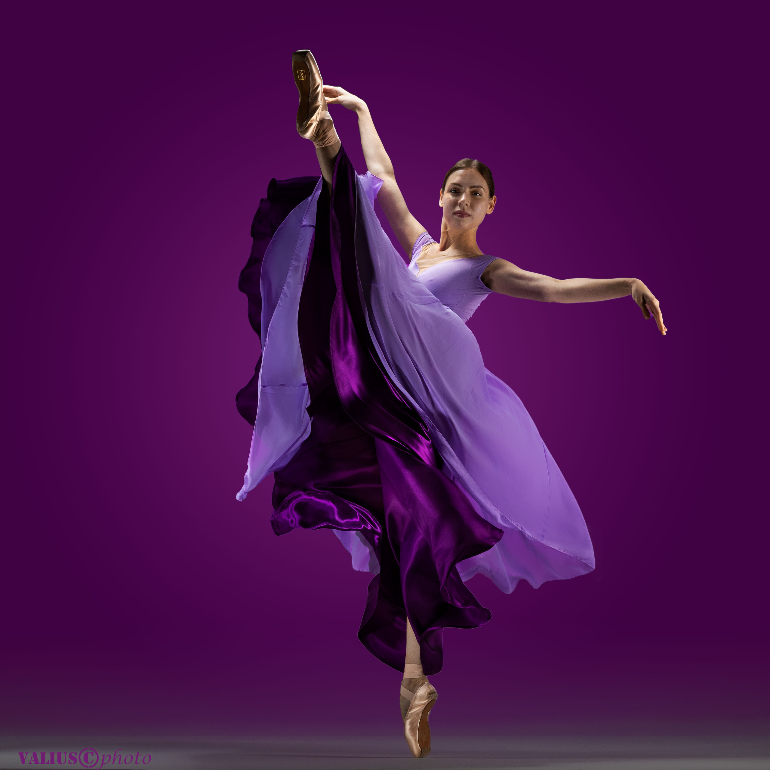 Балерина, на цветном фоне. Движение. Стройное спортивное и красивое тело