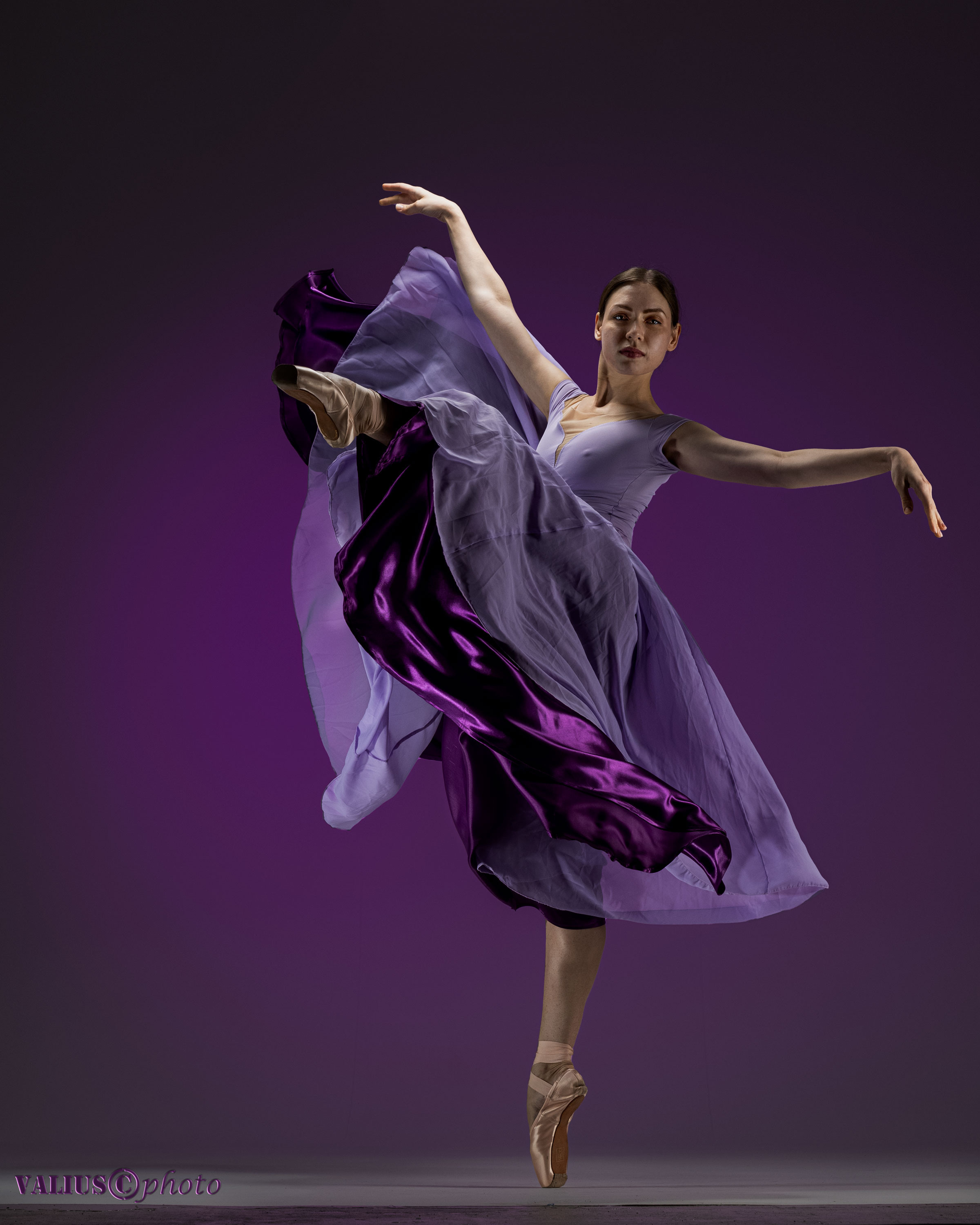 Балерина, на цветном фоне. Движение. Стройное спортивное и красивое тело