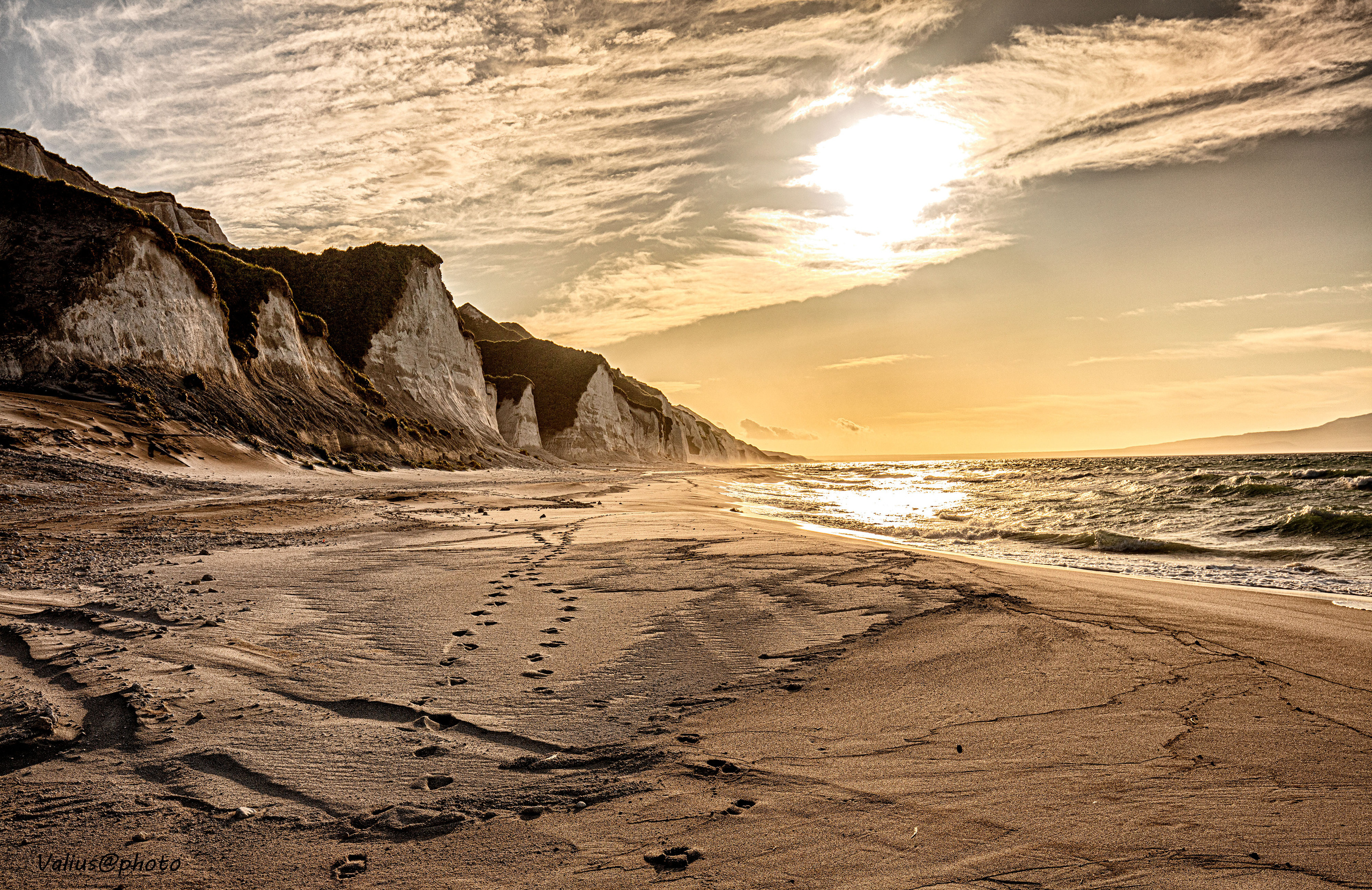 Итуруп. Закат на белых скалах. Охотское море.