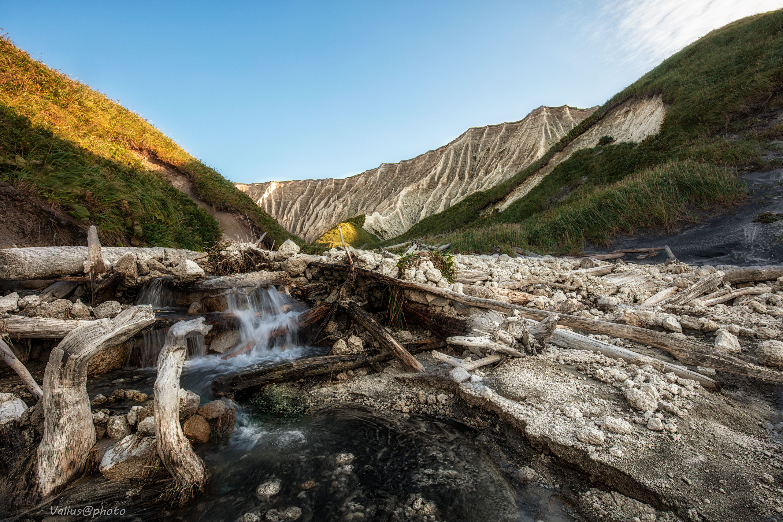 Итуруп. Закат на белых скалах. Охотское море.