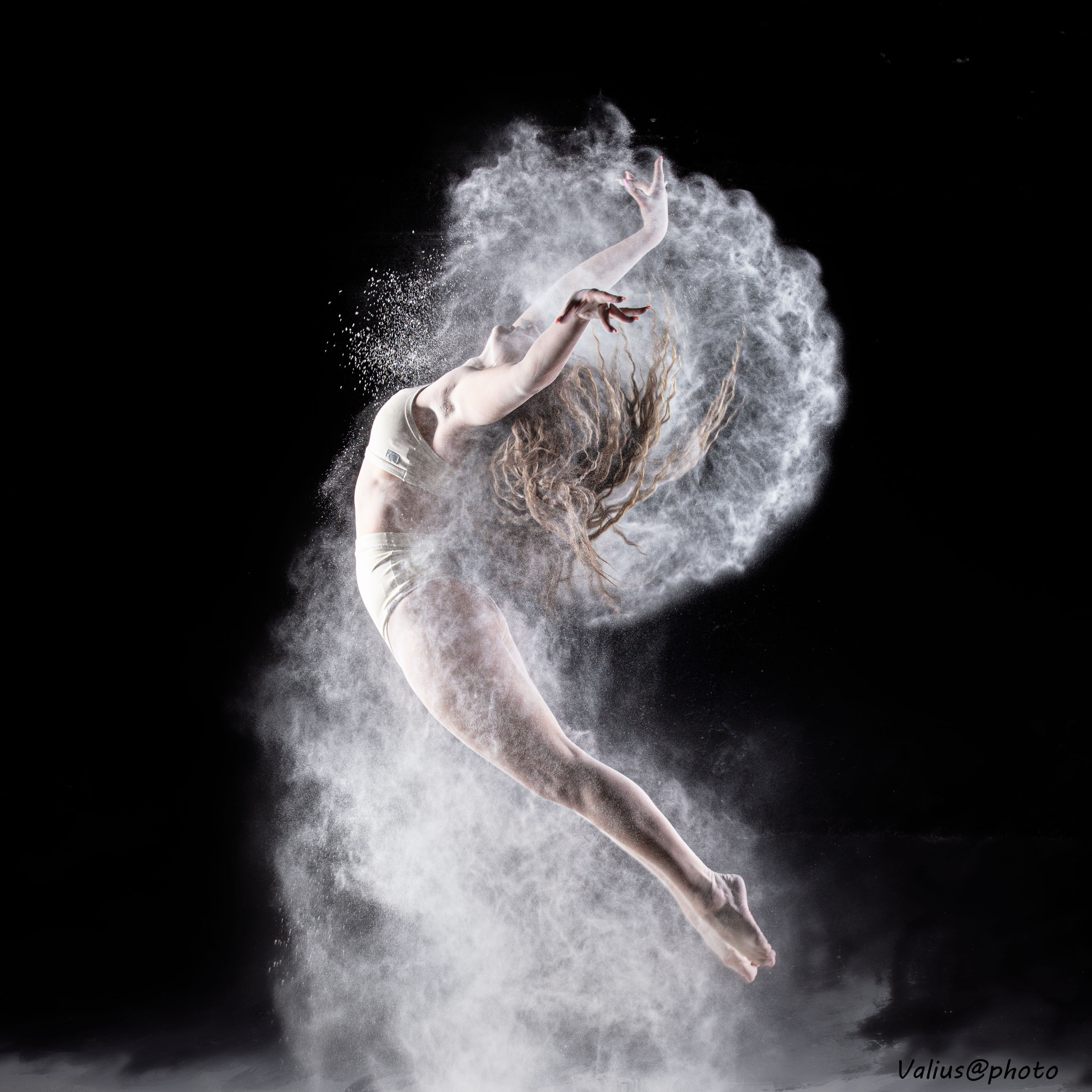 Пыльные танцы. Мучная фотосессия. Мука. Движение.