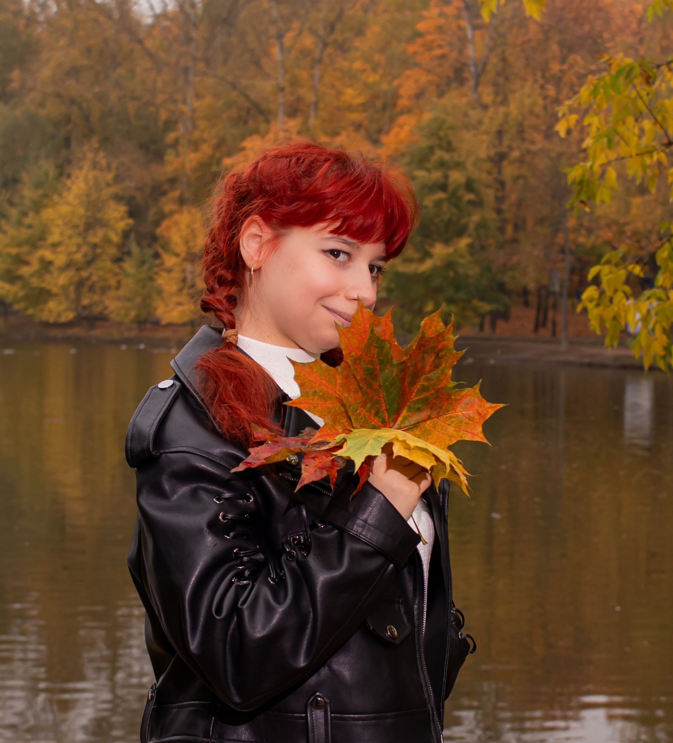 Улыбающаяся девушка с листьями на берегу озера — портрет, фотограф Карасёва Елена