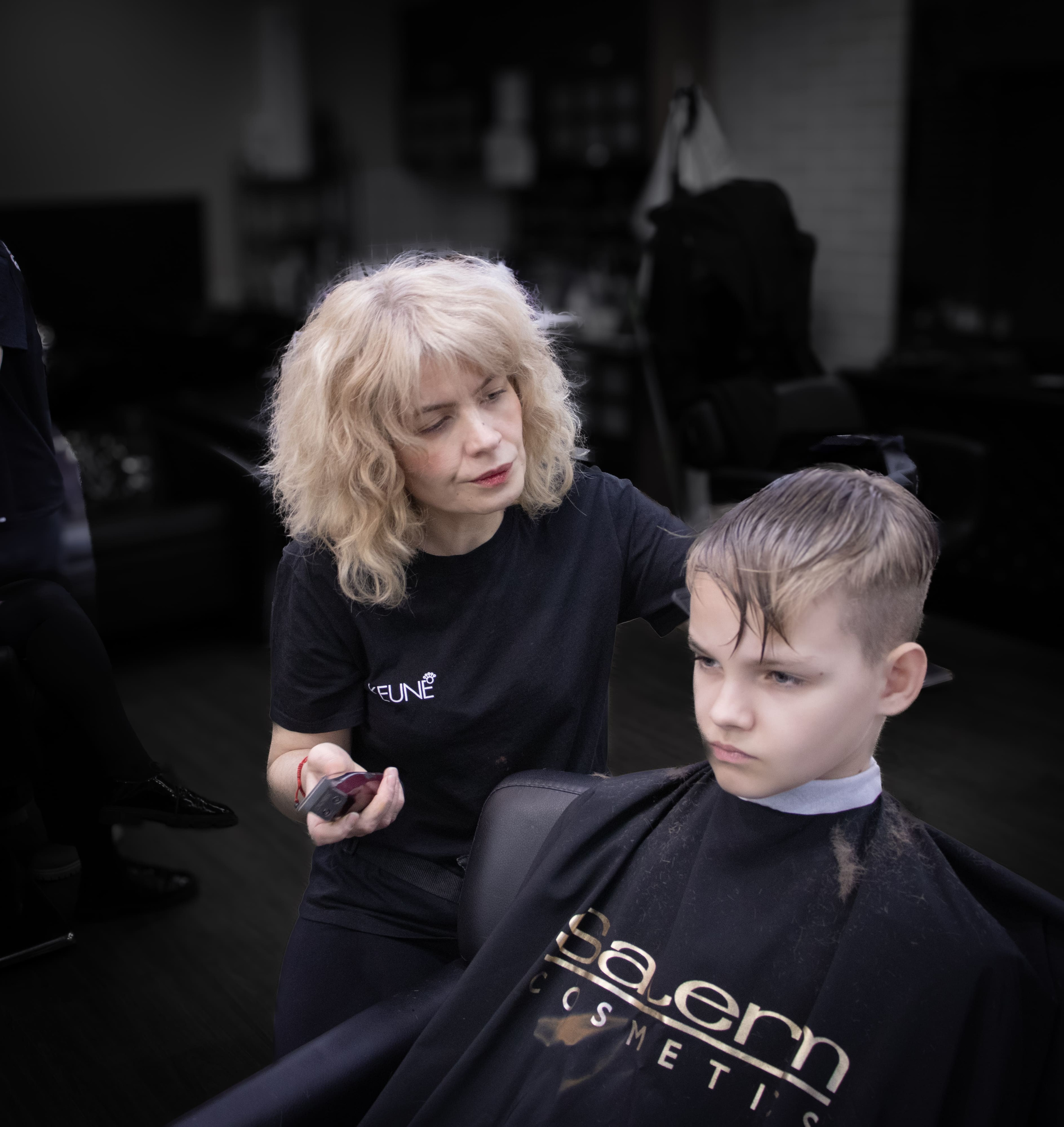 Процесс стрижки крупным планом — рабочие моменты салона красоты, фотограф Карасёва Елена