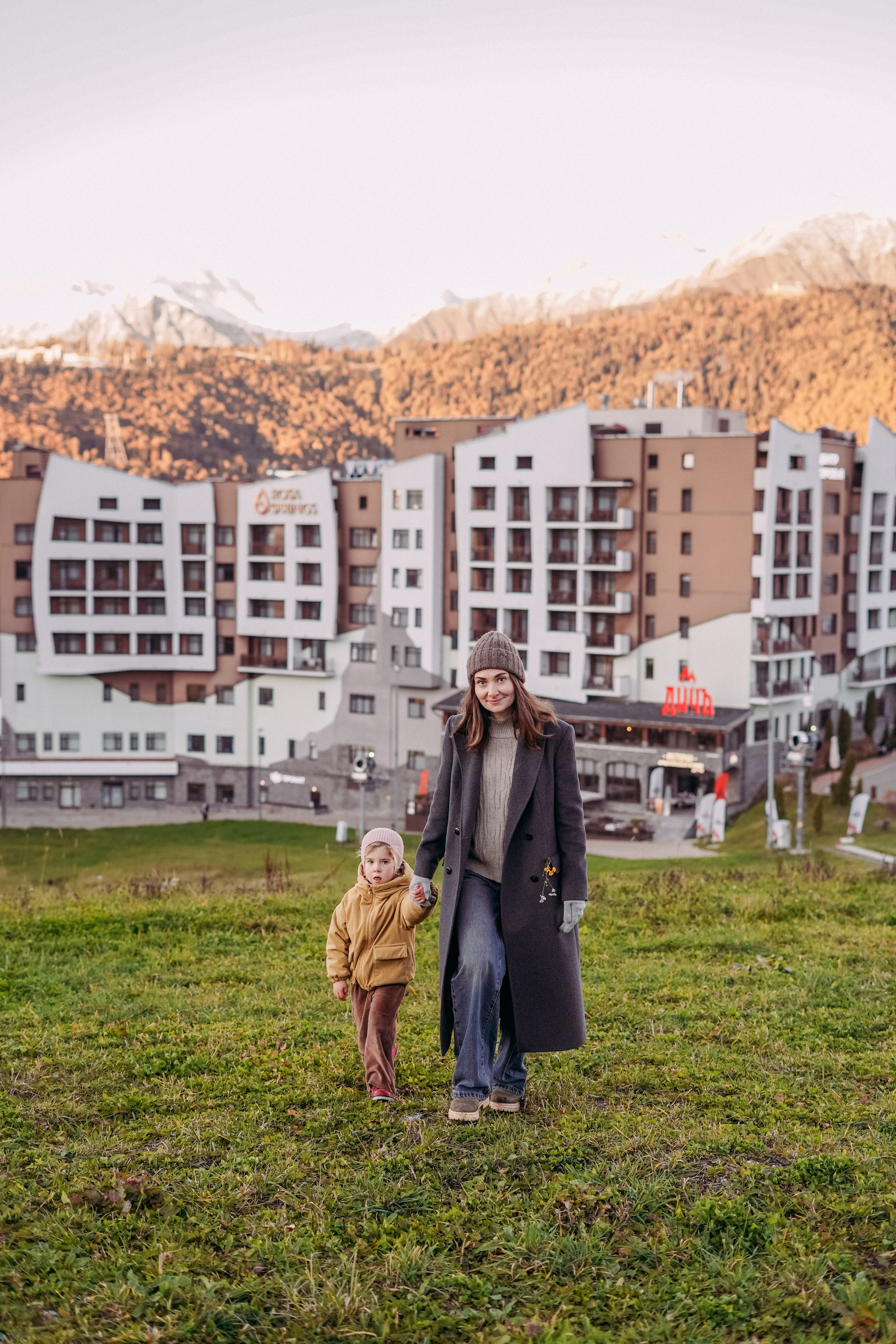 Алексей, Анна и Валентина в Горной Олимпийской деревне. Фотограф в Сочи и Абхазии | Фототуры | September Air