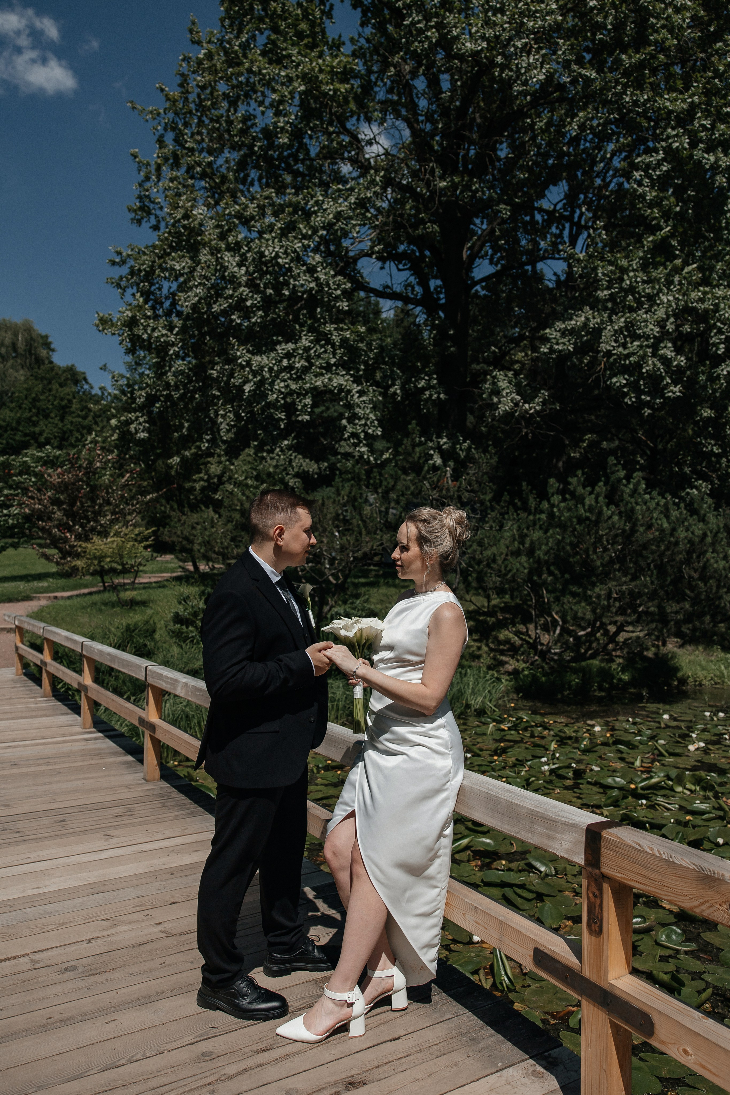 Свадебная фотосессия в Ботаническом саду имени Цицина. Свадебный фотограф в Москве Дарья Олендарёва