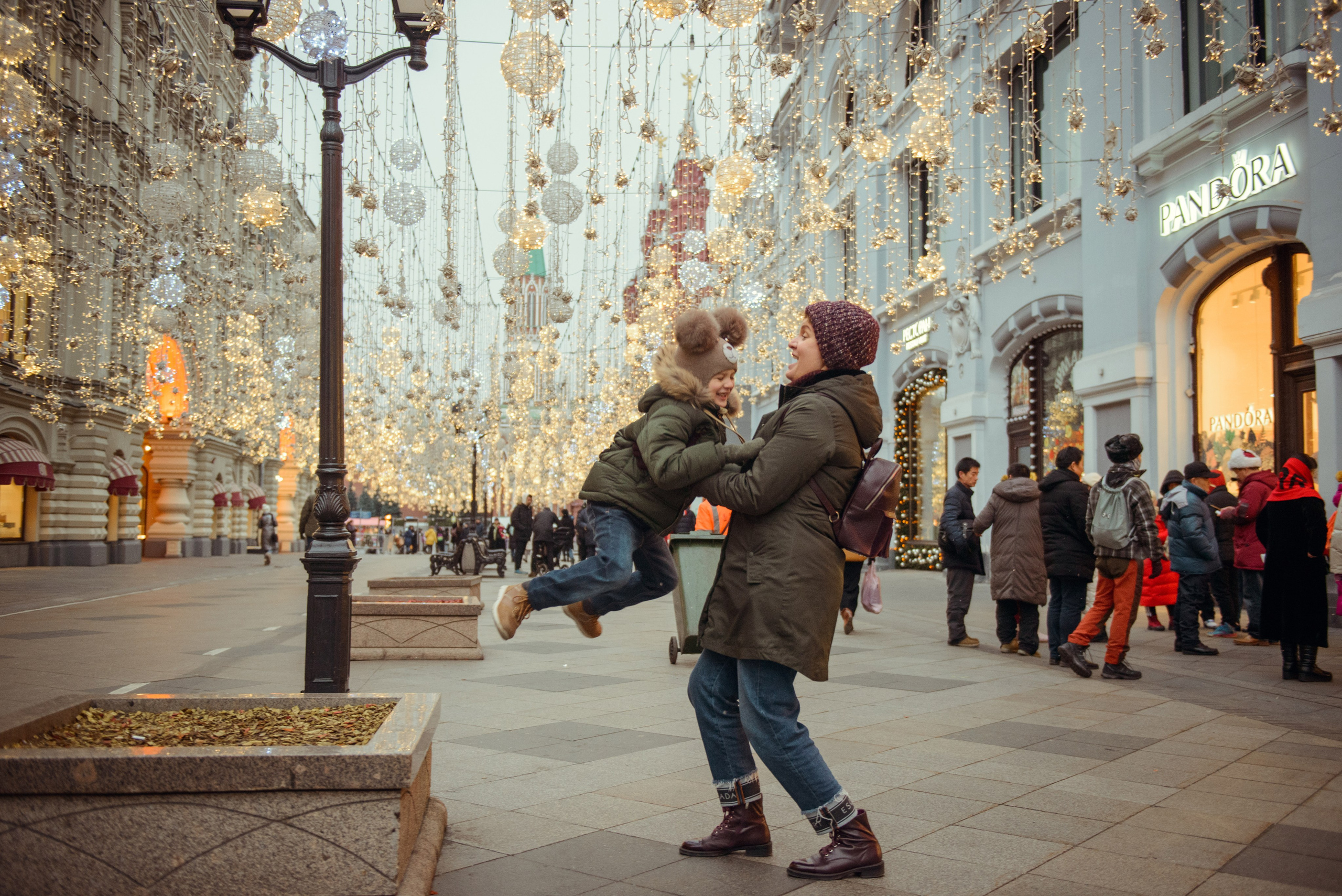 family photo shoot walking in the city. New Year Christmas photoshoot (Photographer in Edinburgh Elena Carruthers)