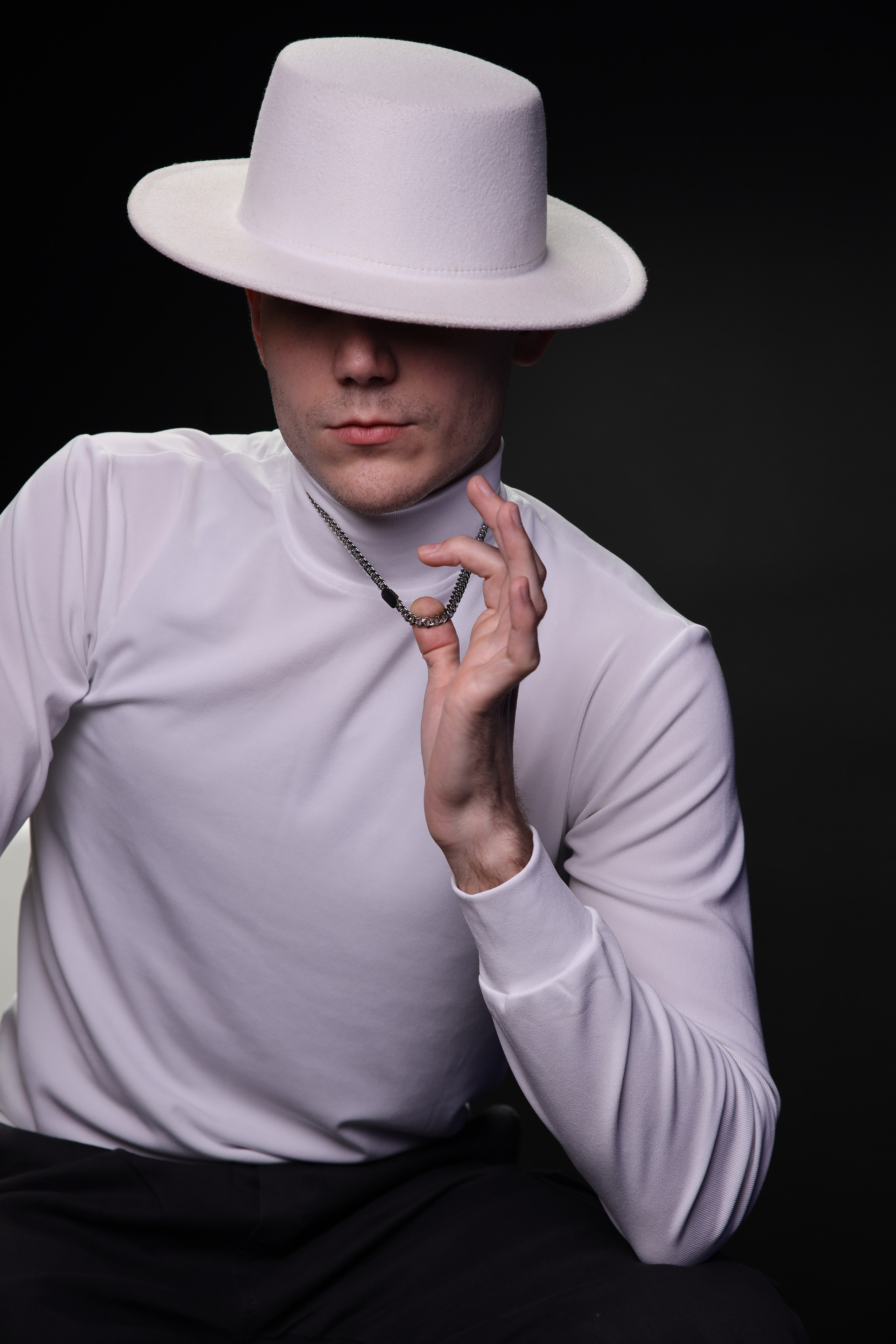 The White hat Alex. Профессиональный фотограф в Воронеже Владислав Крылов