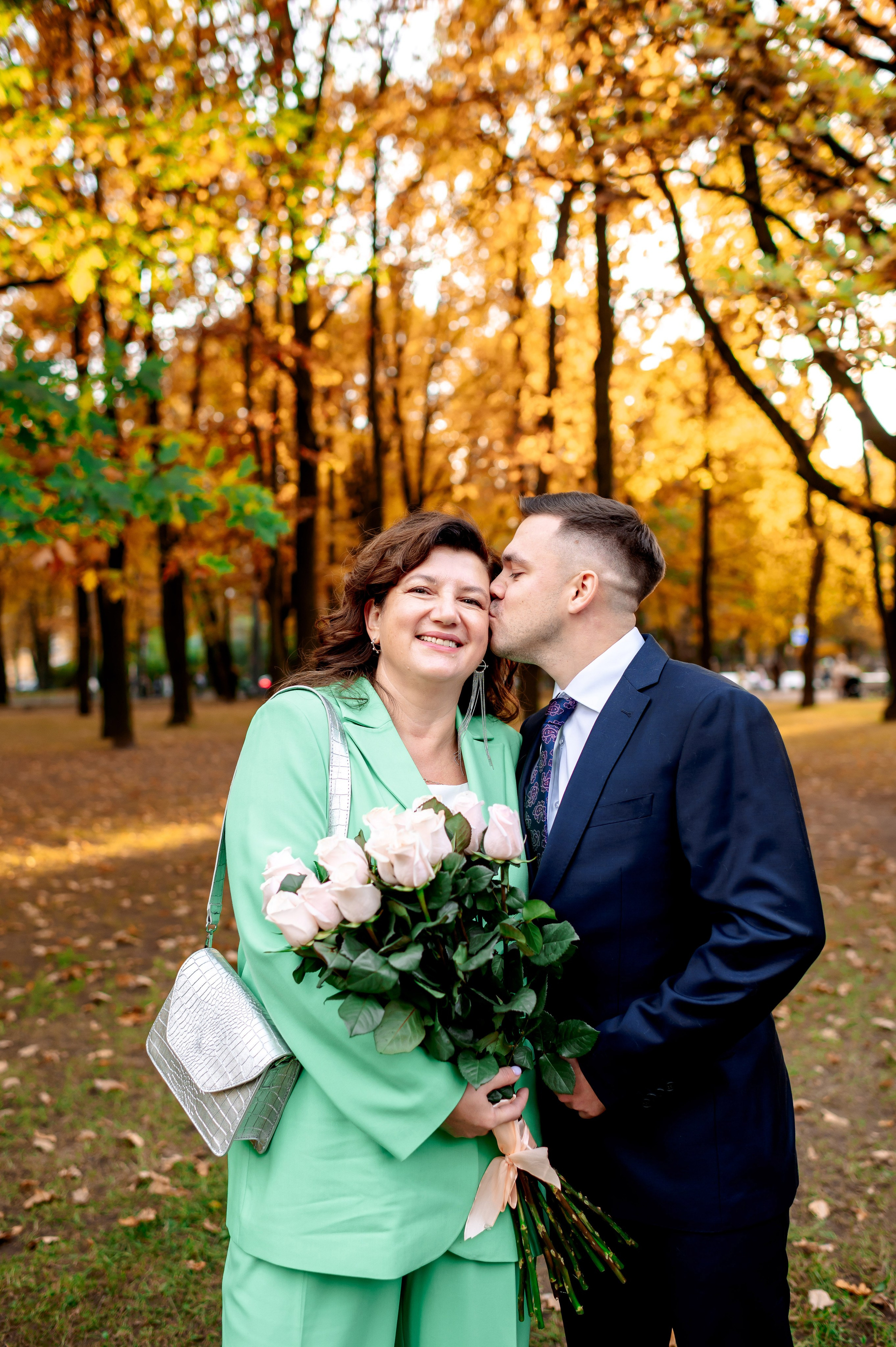 Осенняя великолепная свадебная прогулка жениха и невесты в октябре в Санкт-Петербурге в Михайловском парке и у Атлантов на Миллионной улице. Портретный, семейный и свадебный фотограф в Санкт-Петербурге и в Пушкине Ширяев Денис