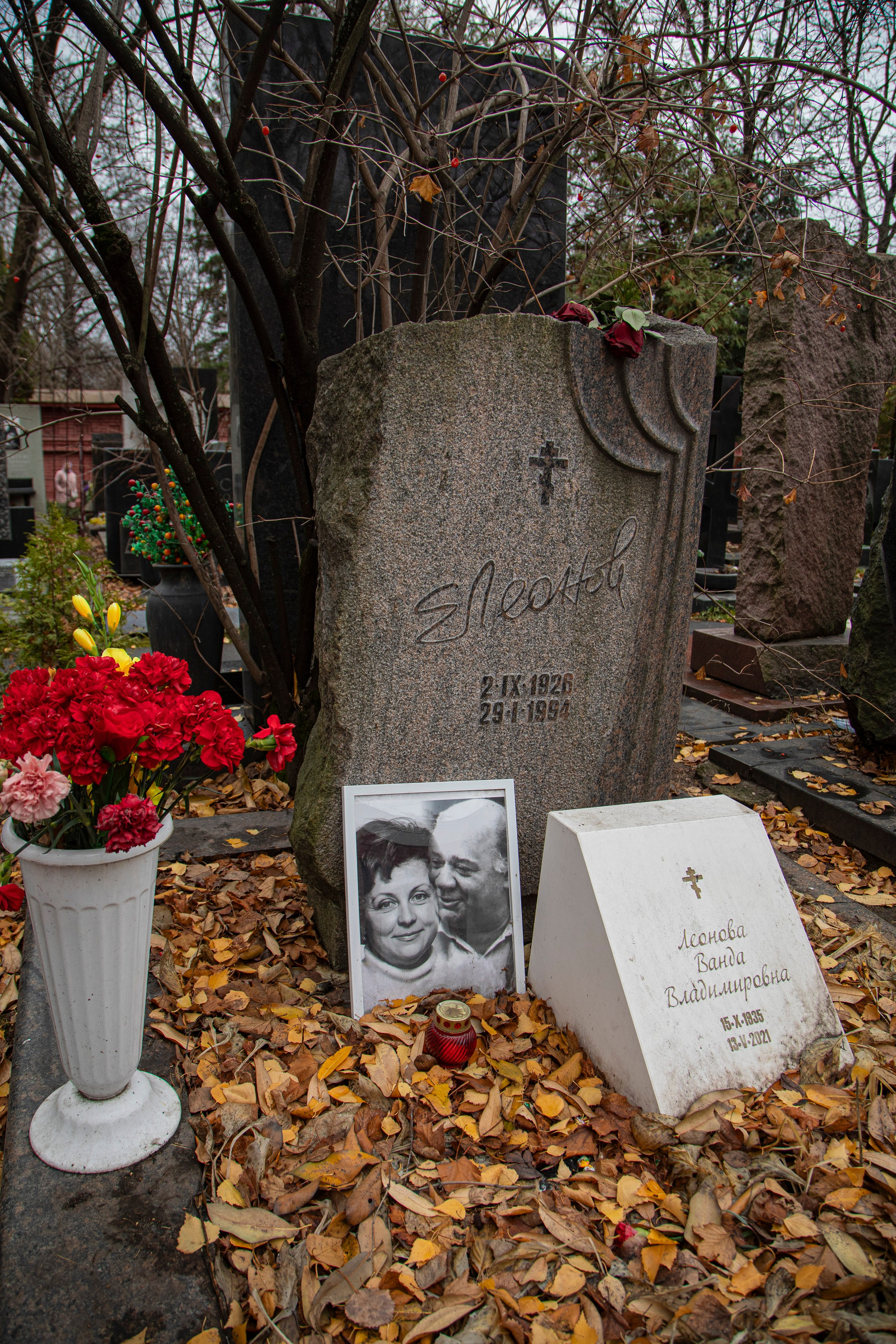 Осенняя прогулка по Новодевичьему кладбищу. Фотограф Сергей Ловкий