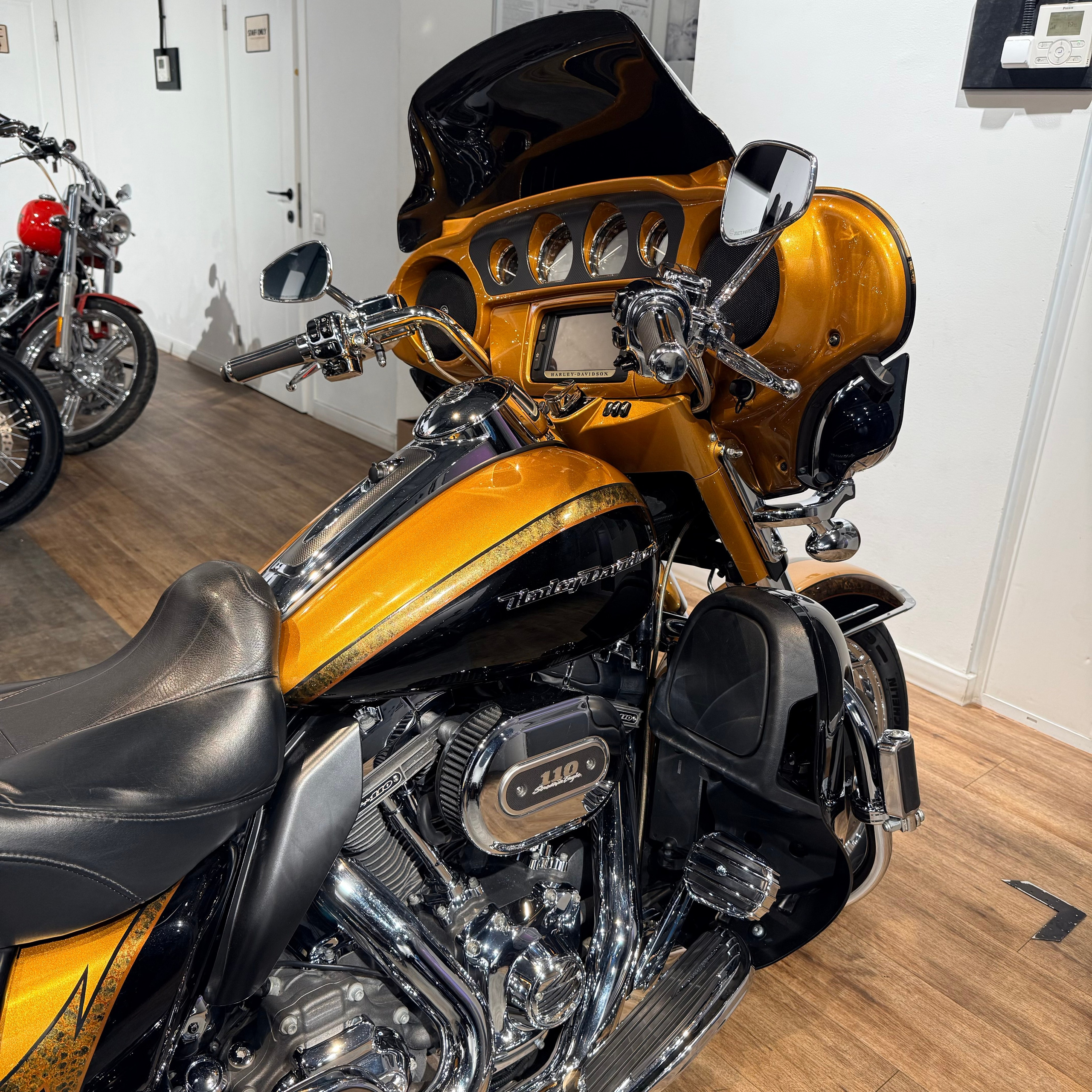 Купить Harley-Davidson 2014 CVO Еlесtra Glide Limited Gоld (Touring) — подробнее на сайте. Hello Davidson, Москва. Только хорошие мотоциклы…