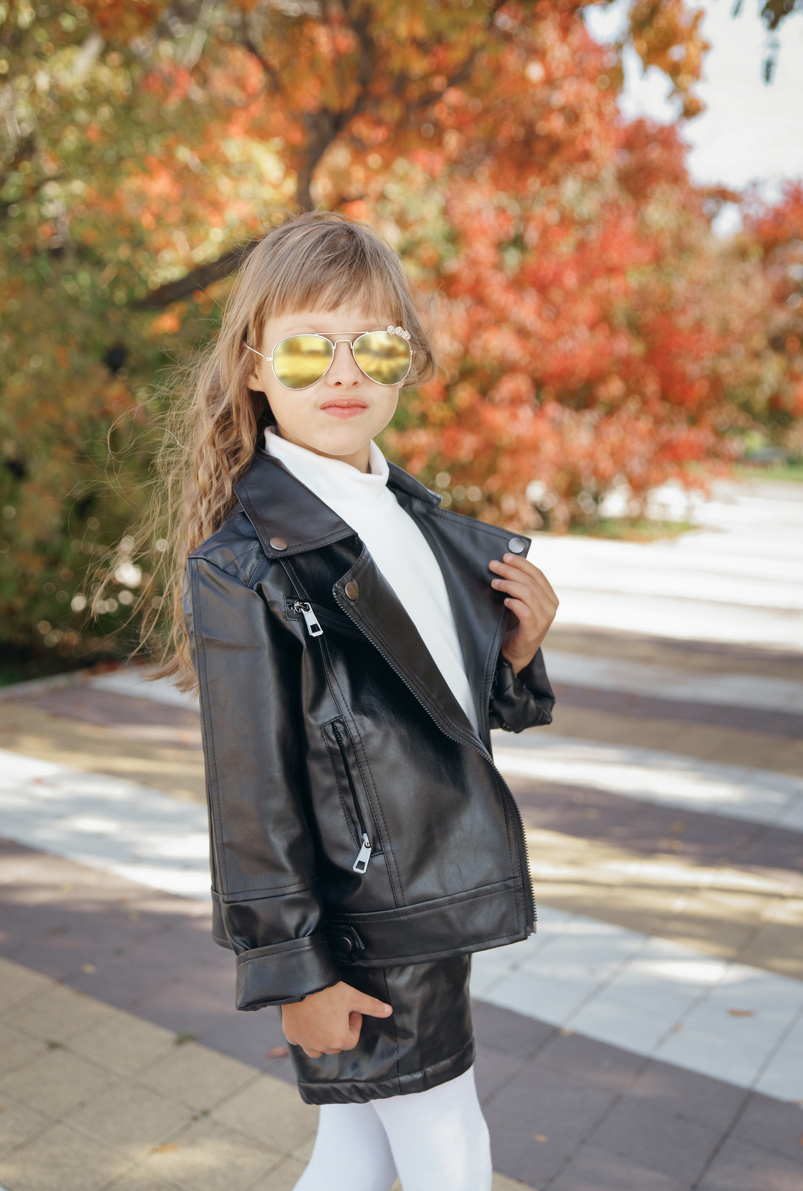 Семейная осенняя фотосессия в парке - девочка в кожаной куртке