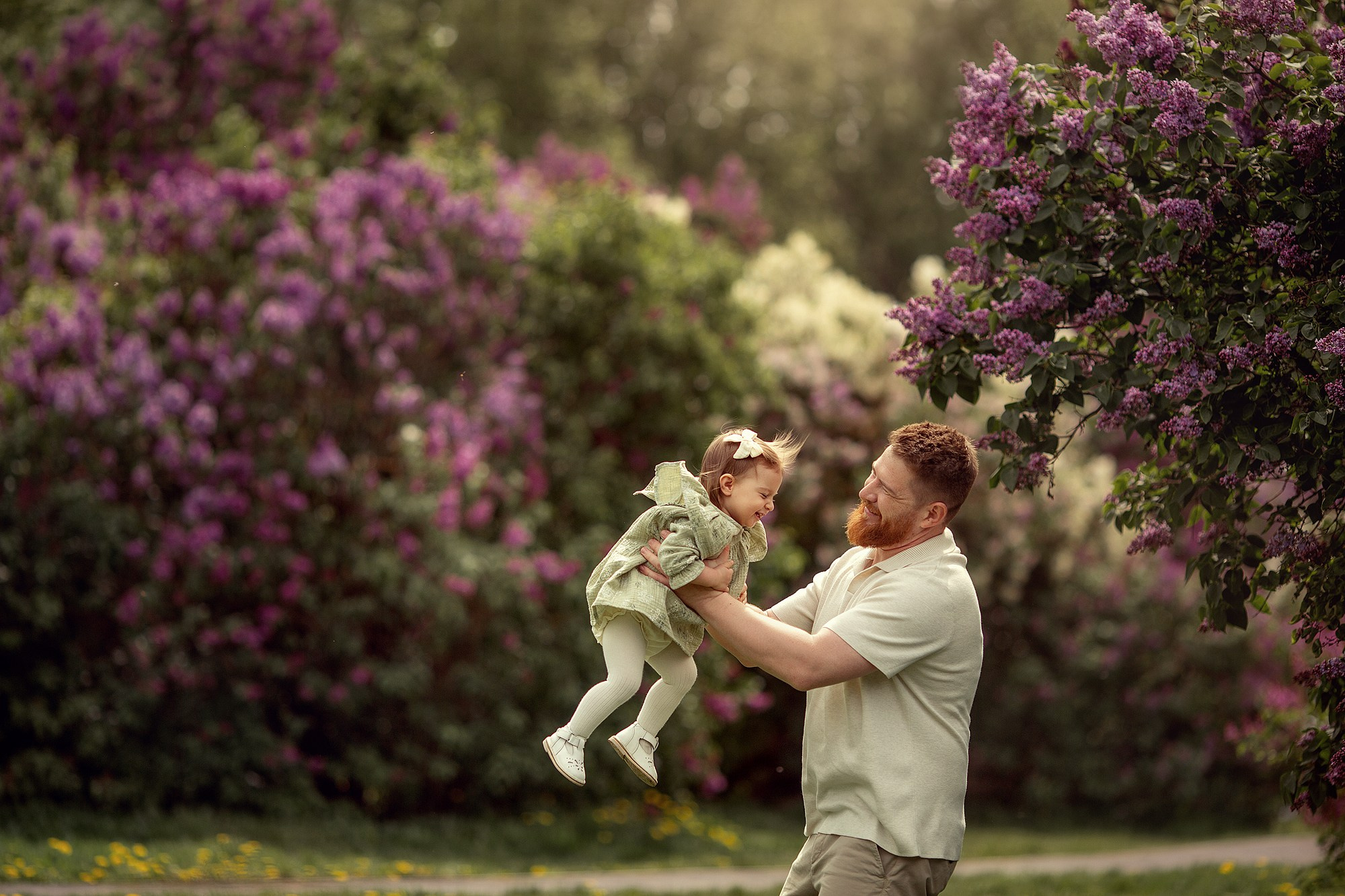 Красивейшая семейная история в цветущей сирени. Tatyana Nadezhdina Family photographer