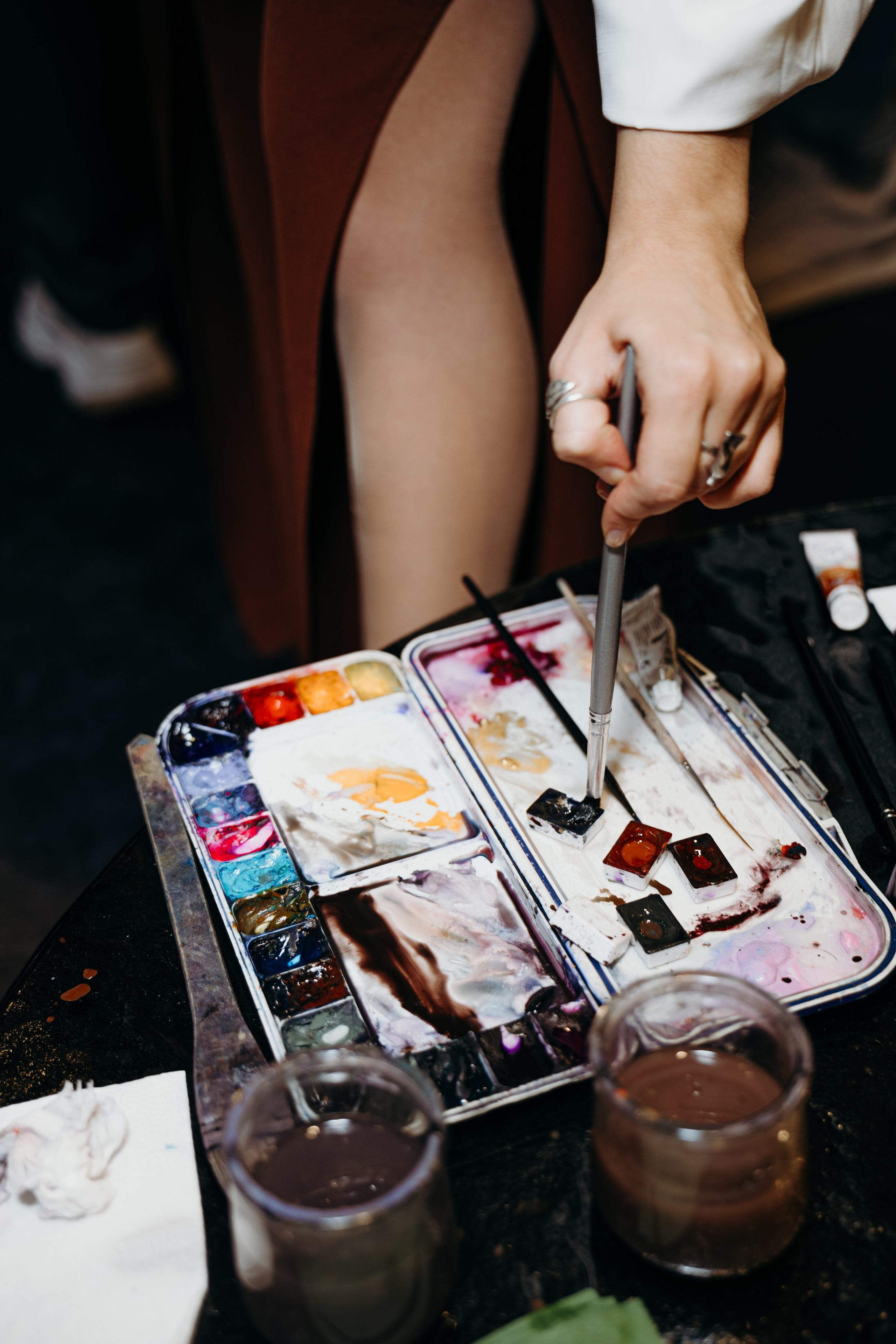 Репортажная фотосессия художницы в мебельной салоне