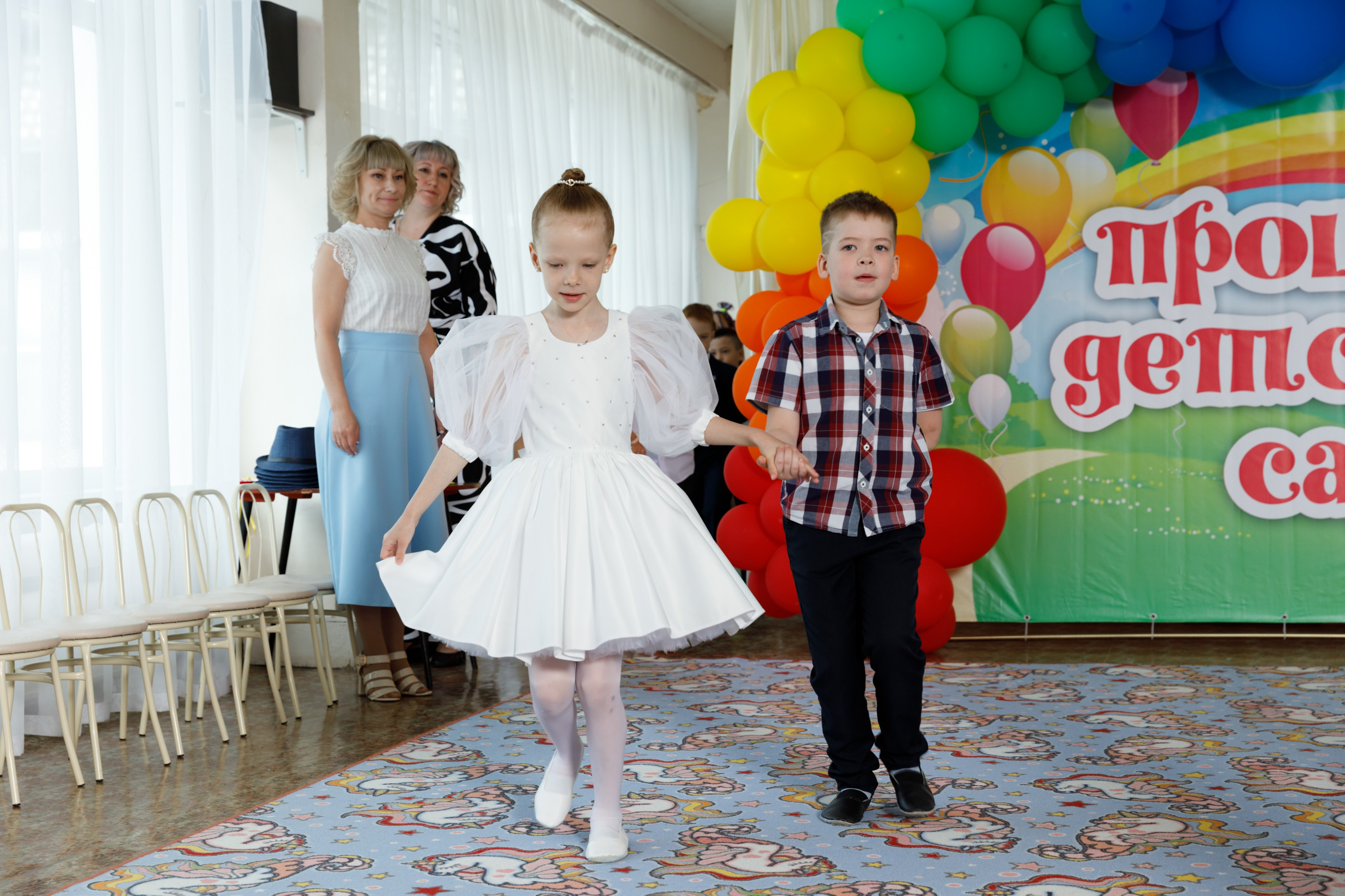 Выпускной в детском саду № 81. Фотограф Анна Телекаева, выпускные альбомы, семейные и репортажные съемки в Омске