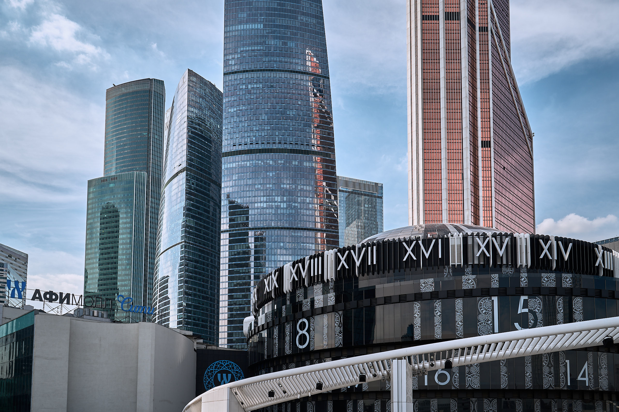 Архитектурная съемка башен Москва-Сити на фоне синего неба