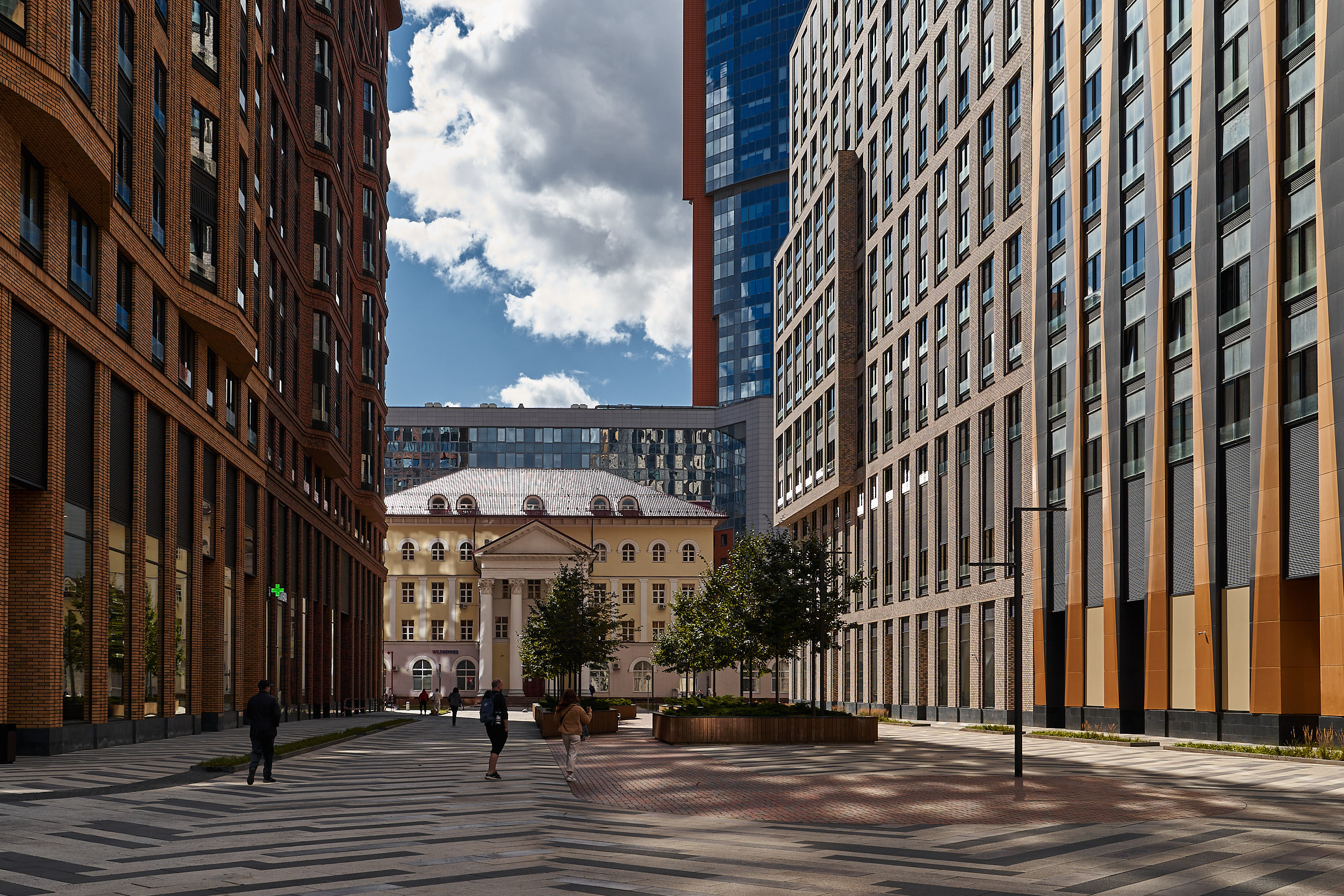 Архитектурная съемка с солнечными пятнами на новых корпусах "Царской площади" и исторического Дома Спорта бывшего стадиона Юных Пионеров