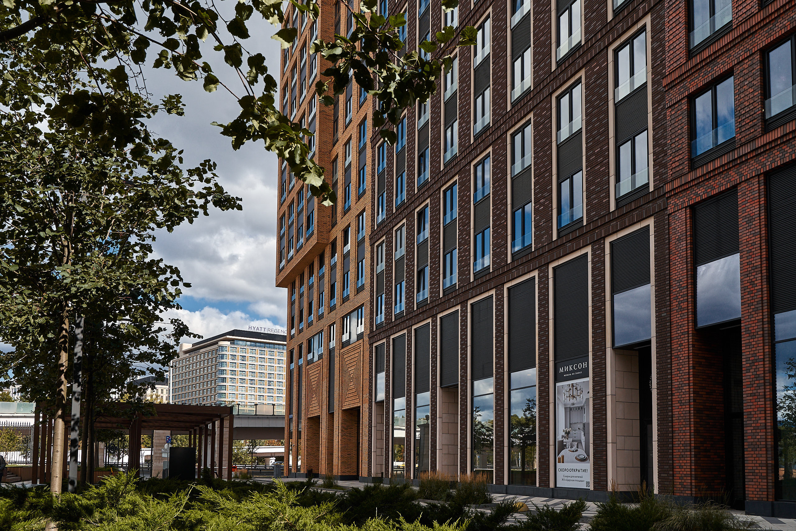 Архитектурное фото корпуса ЖК "Царская площадь" на первом плане и новых корпусов на месте старого стадиона "Динамо"