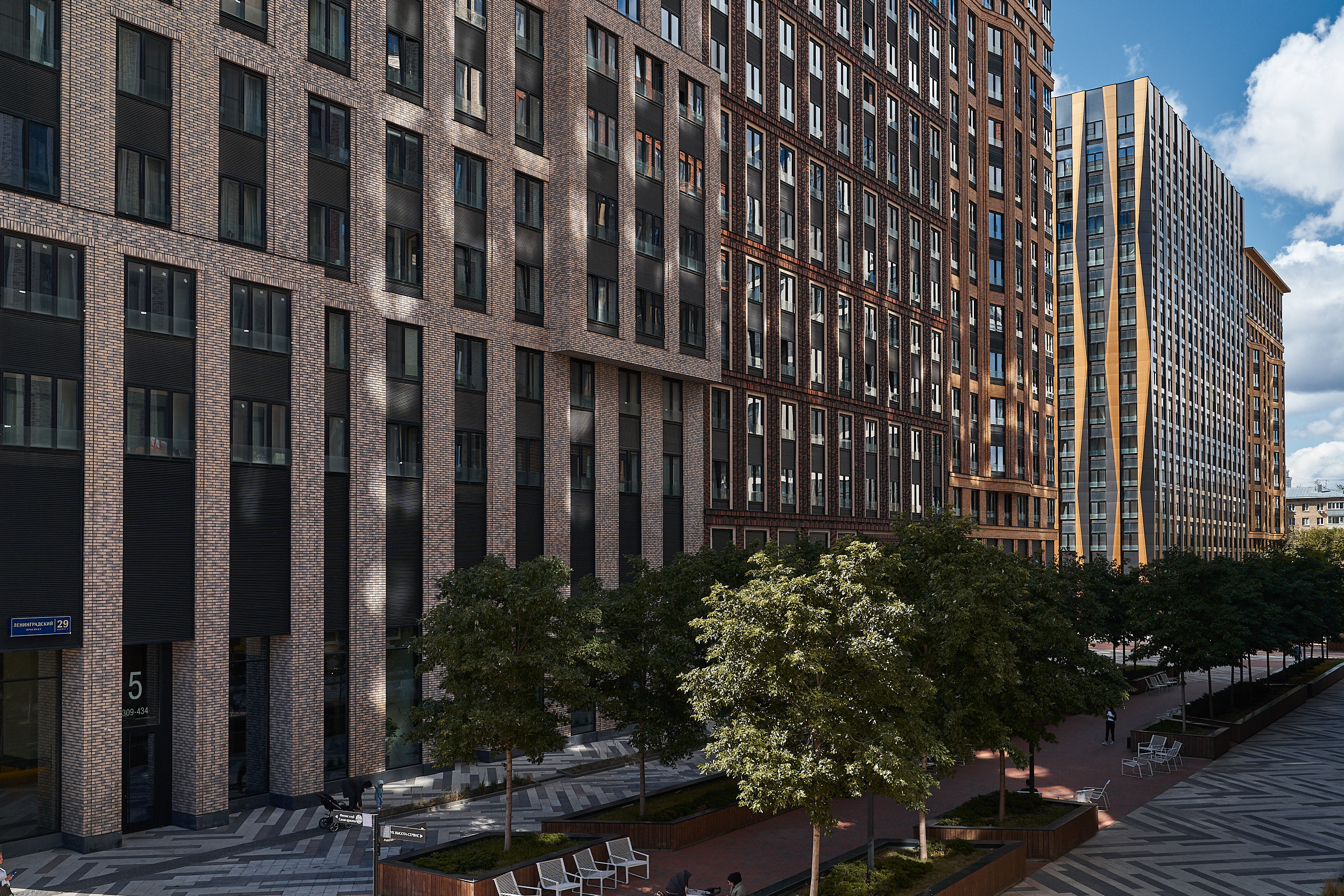 Архитектурная съемка с зеленым променадом и солнечными зайчиками на корпусах ЖК "Царская площадь"