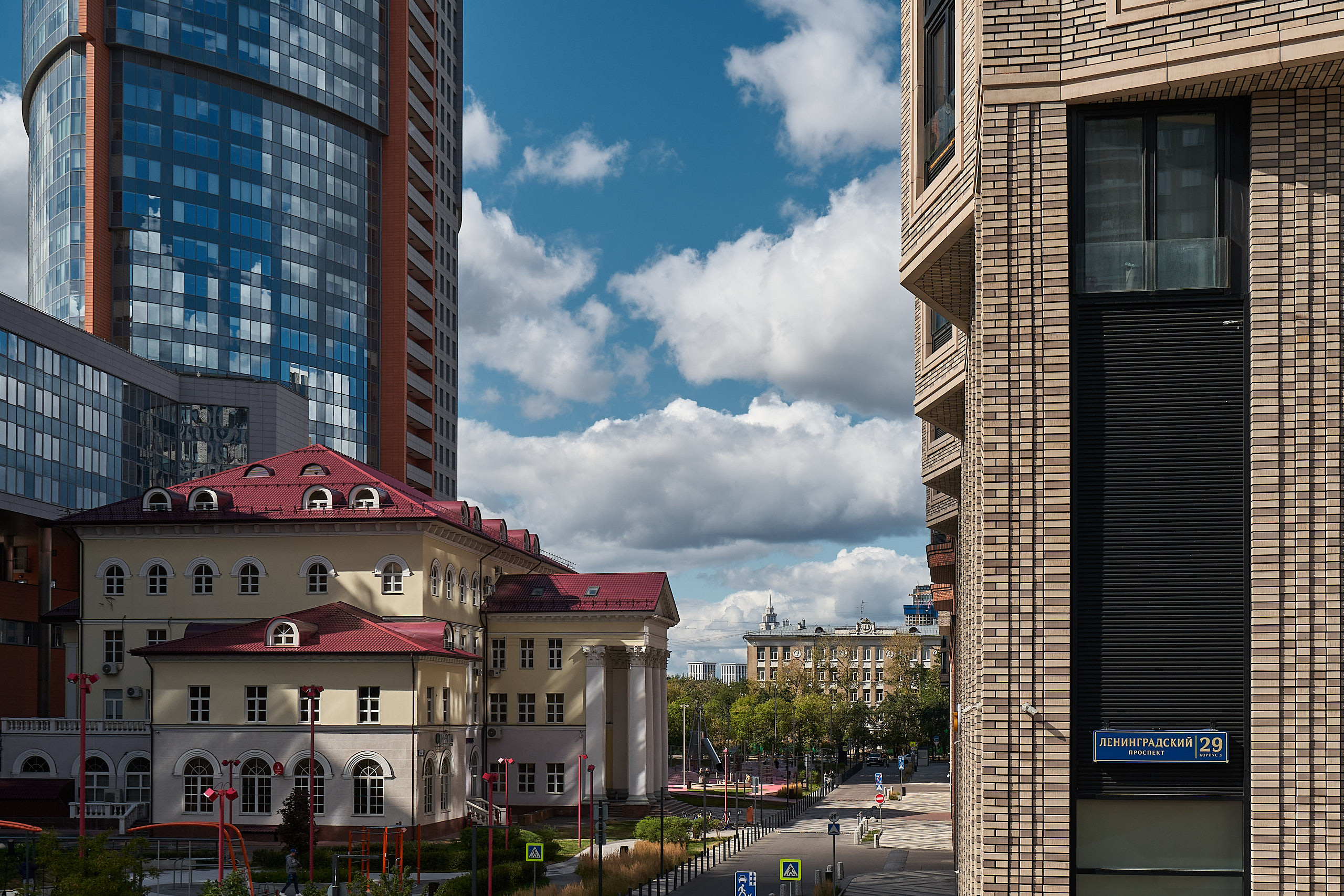 Архитектурная фотография части здания ЖК "Царская площадь" и граничащего с ним небоскреба "Монархъ"