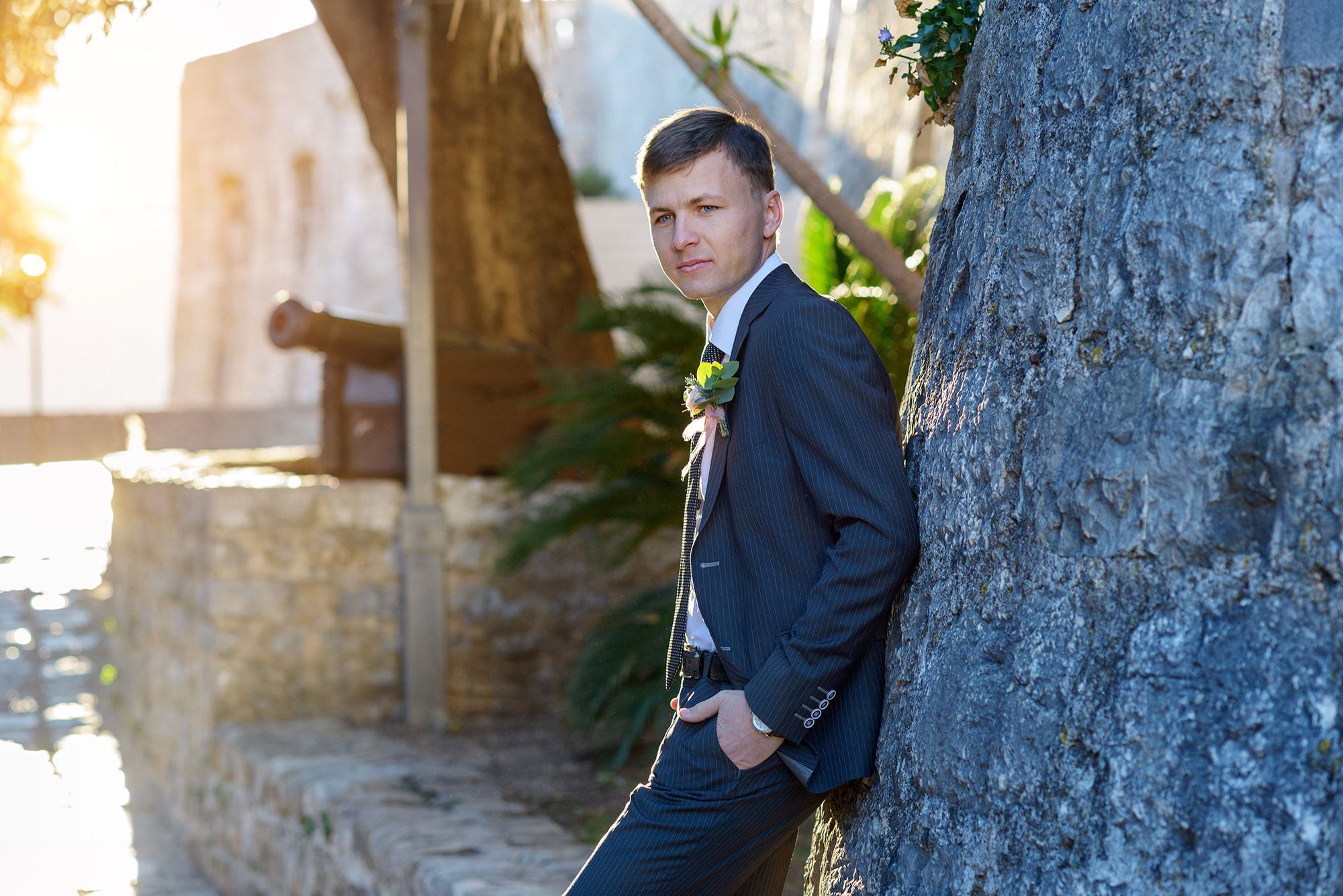 Портрет жениха у стены