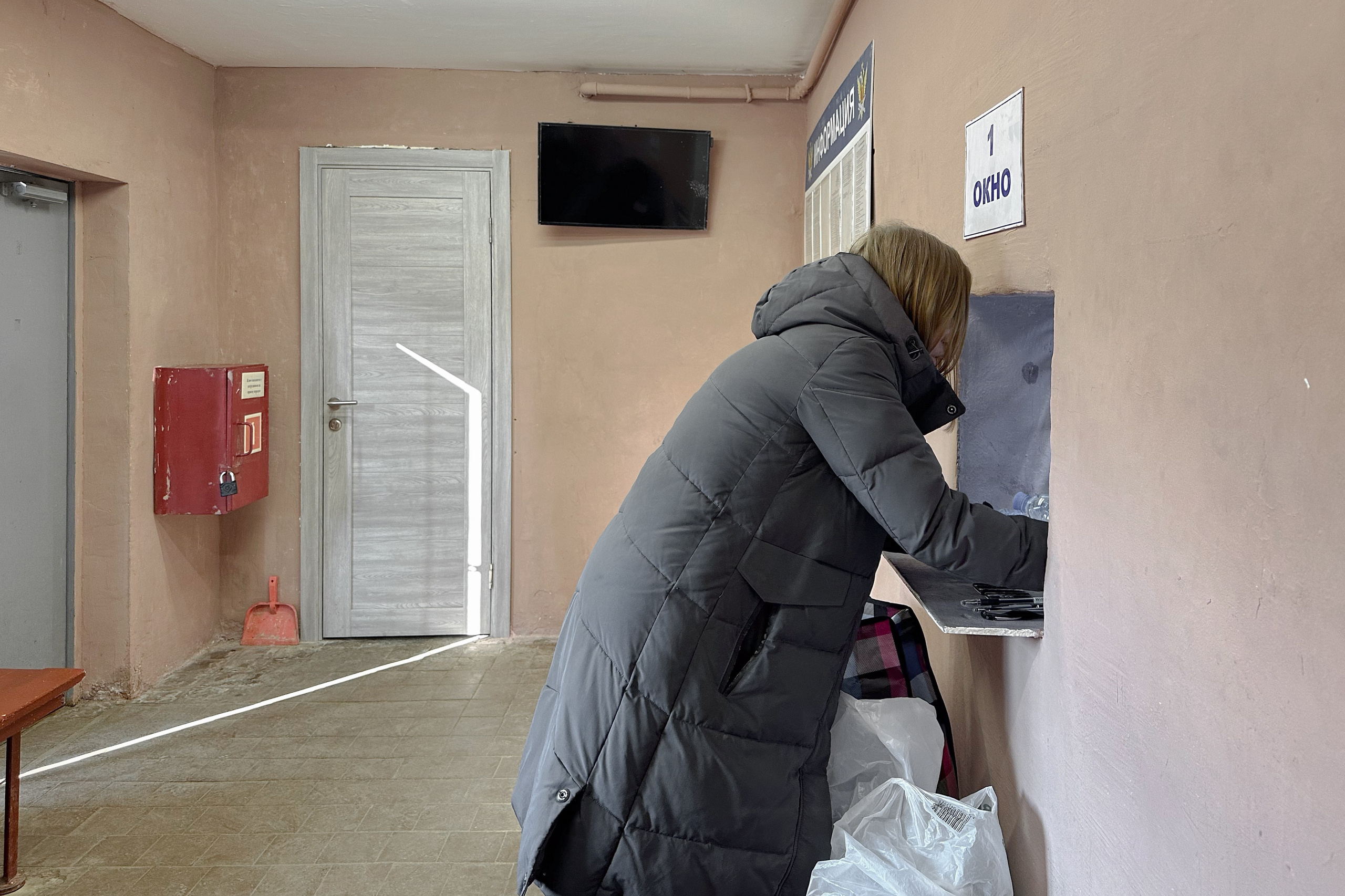 Sonya Subbotina at the transfer window in the pre-trial detention center, where Sasha Skochilenko is located.