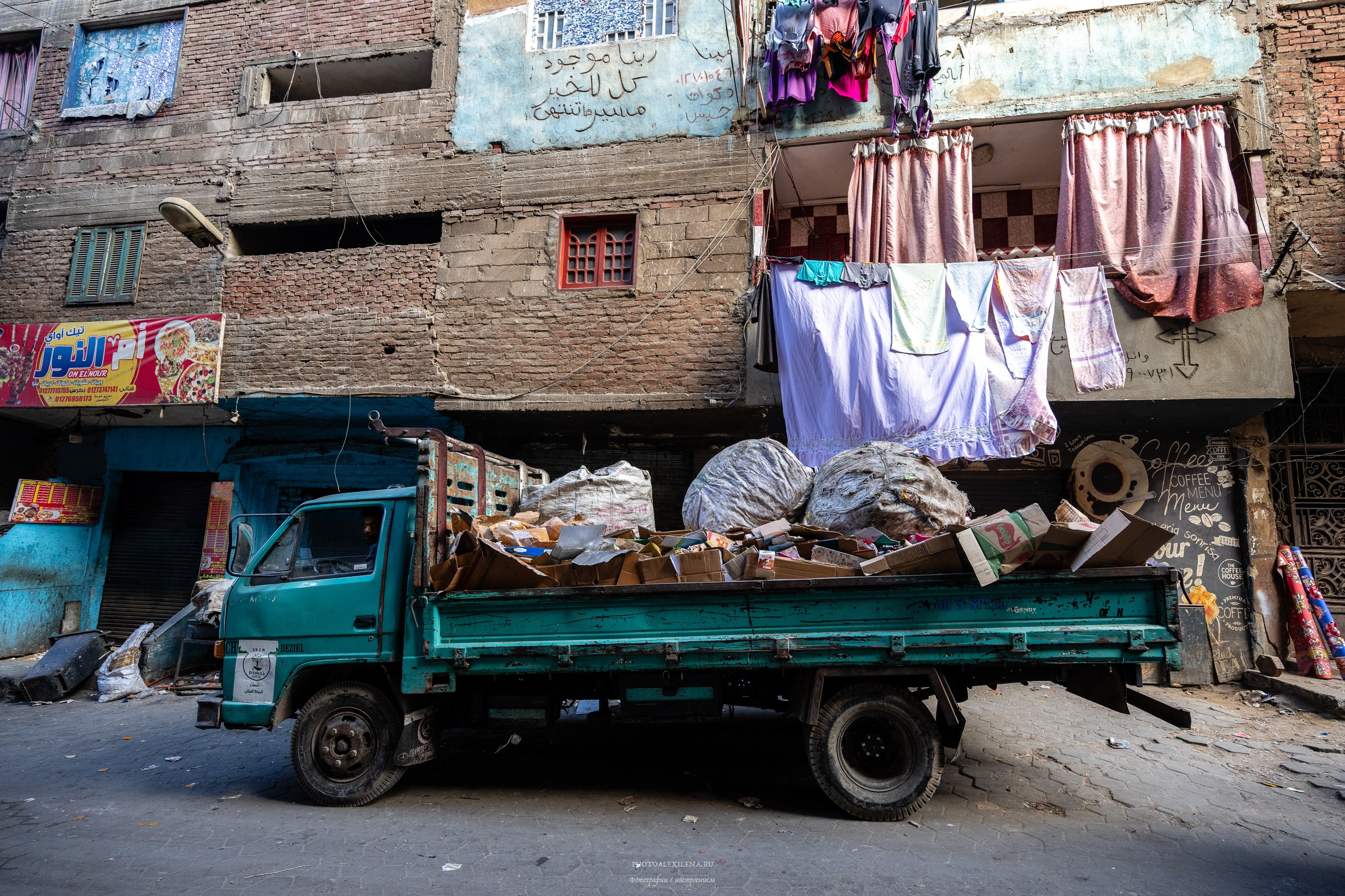 Пещерный монастырь и город мусорщиков. Авторские стильные фотокартины