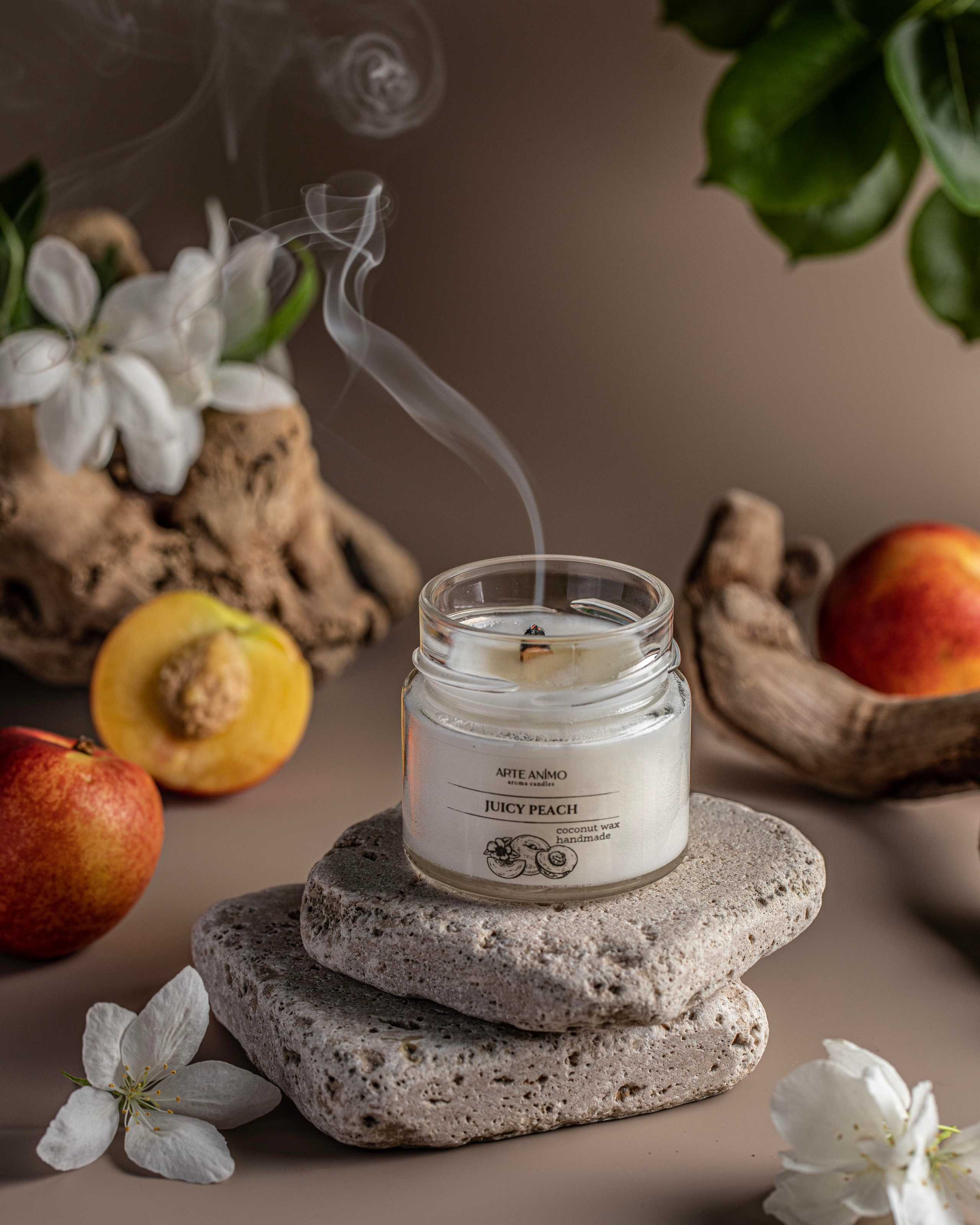 Концептуальная фотокарточка ароматической свечи. Композиция с природными материалами, свежими цветами и фруктами. Атмосфера и настроение. Спец эффект дыма.