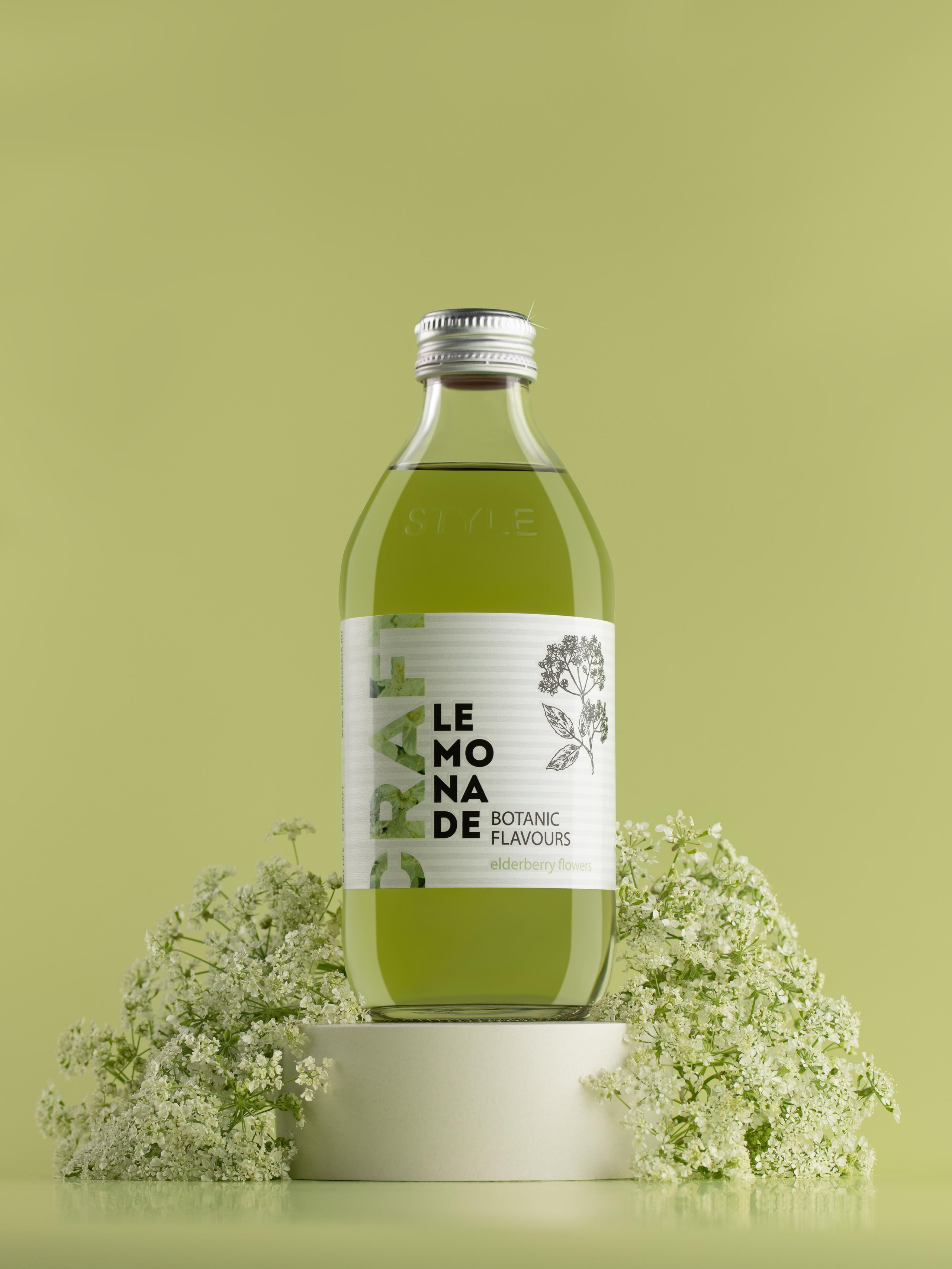 Предметное продающее фото бутылки лимонада на зеленом фоне. Минималистичная съемка напитков. Минимализм.