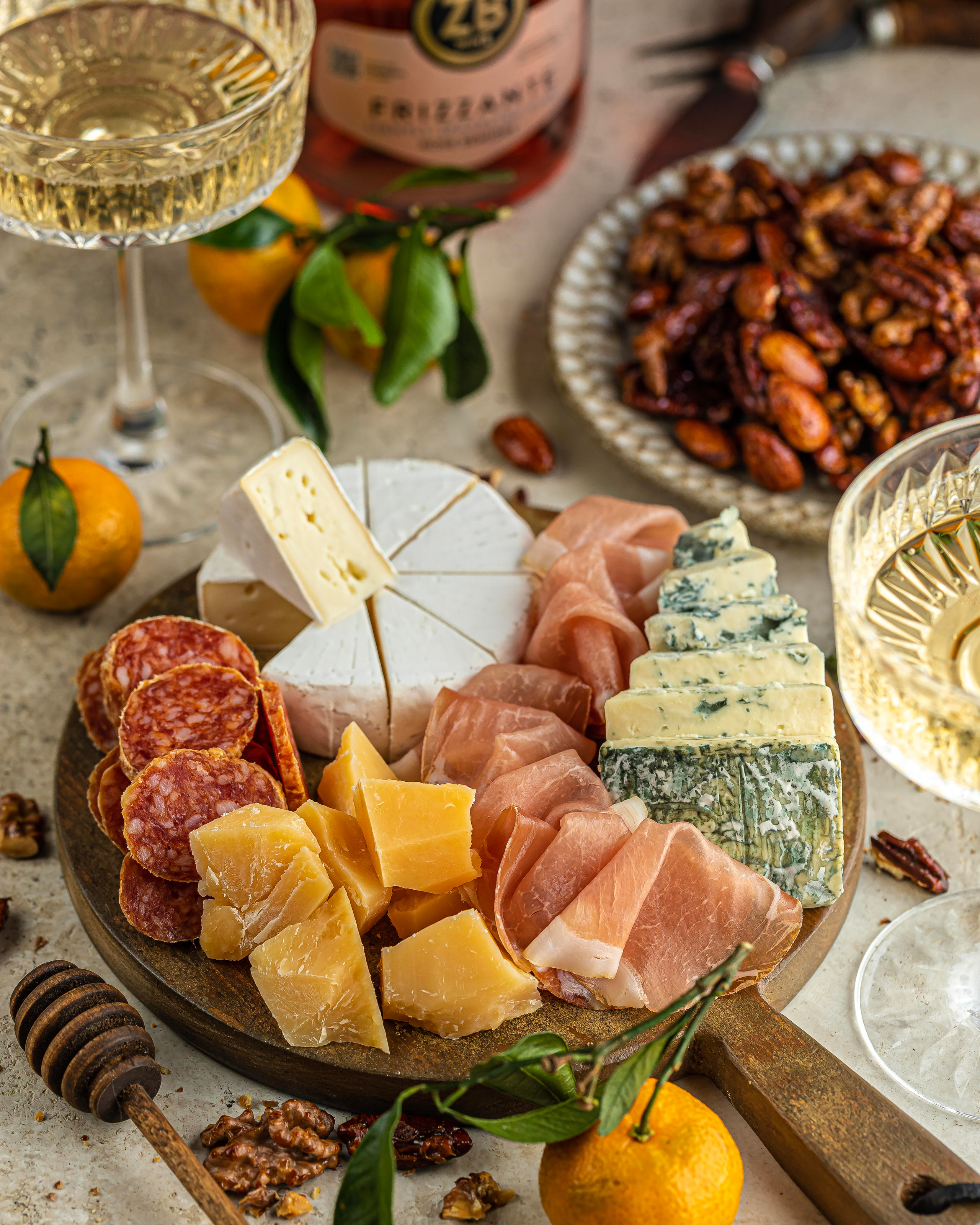 Фуд блог и фуд блогер, предметный стилист, сет дизайнер. Кадр на бежевом фоне, натуральное дерево и игристое вино.