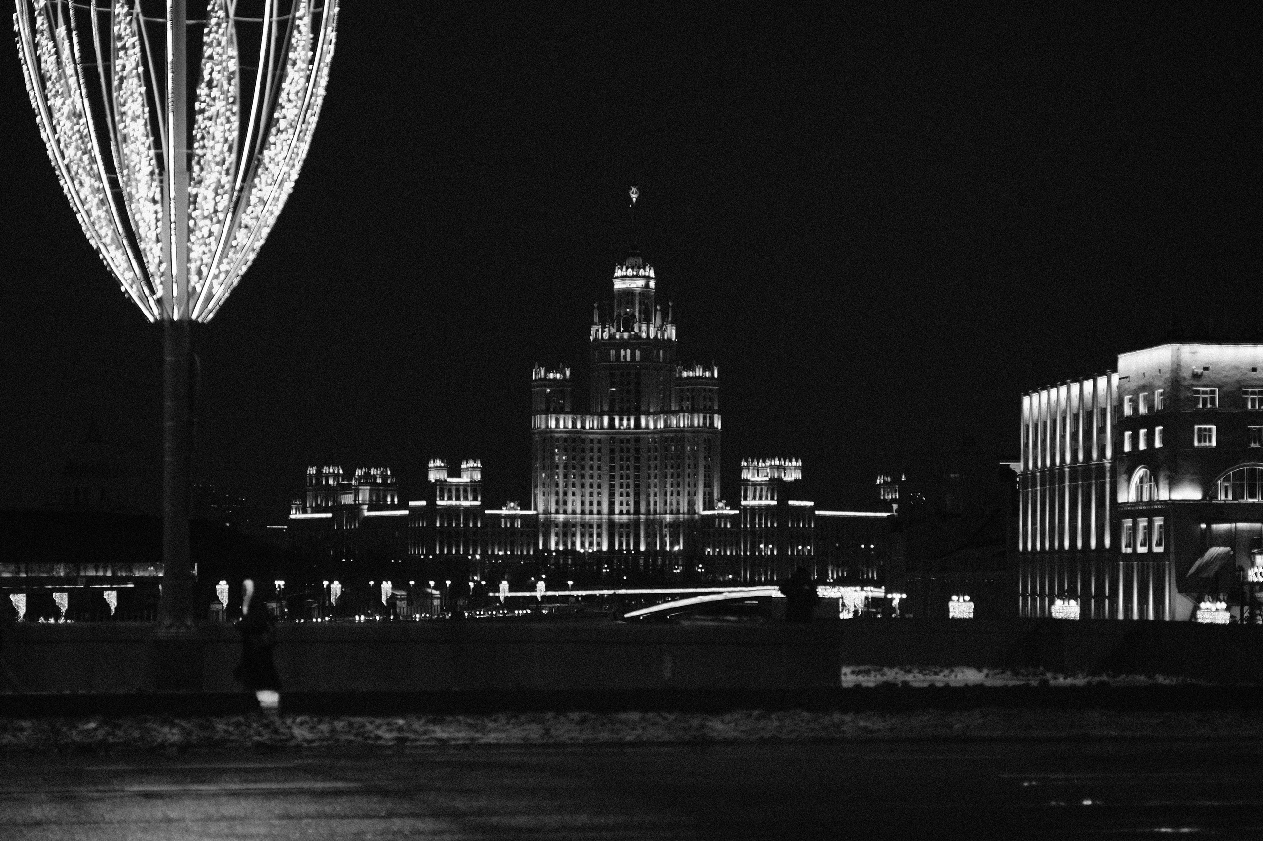 Новогодняя Москва 2025, сталинская высотка на Котельнической набережной ночью, вид с Большого Москворецкого моста, зимний город и архитектура