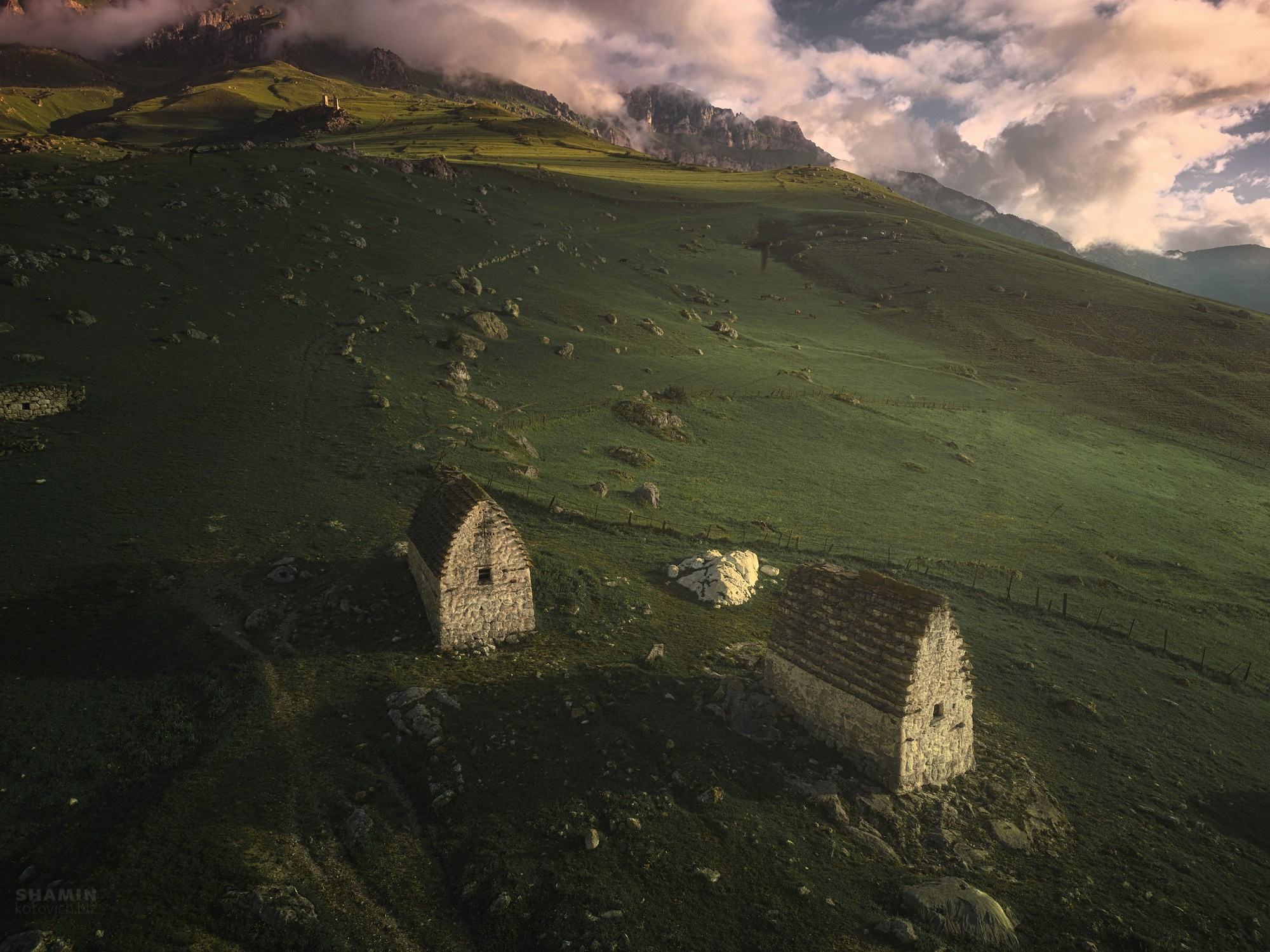 Аэросъёмка пейзажей с дрона — вид с высоты на природу, свет и пространство, запечатлённые в разное время суток.