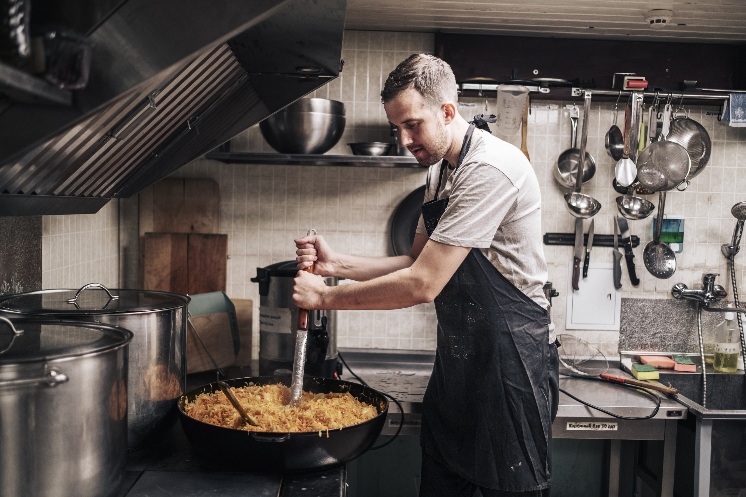 Готовка для бездомных и кормление их в Москве. Фотограф в Москве Максим Скоробогатов