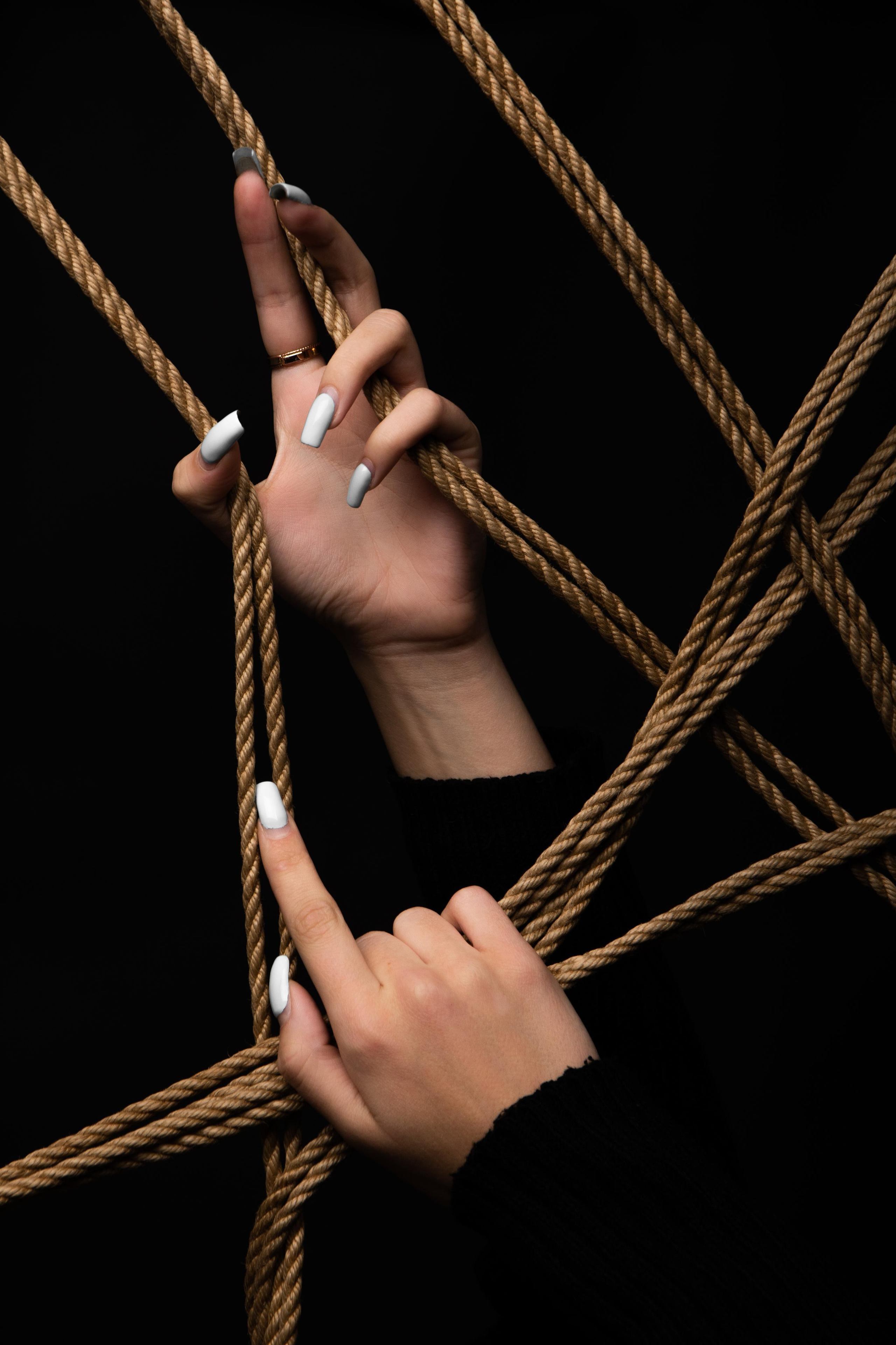 Проект String Theory. Предметный и портретный фотограф Конорев Роман | Санкт-Петербург