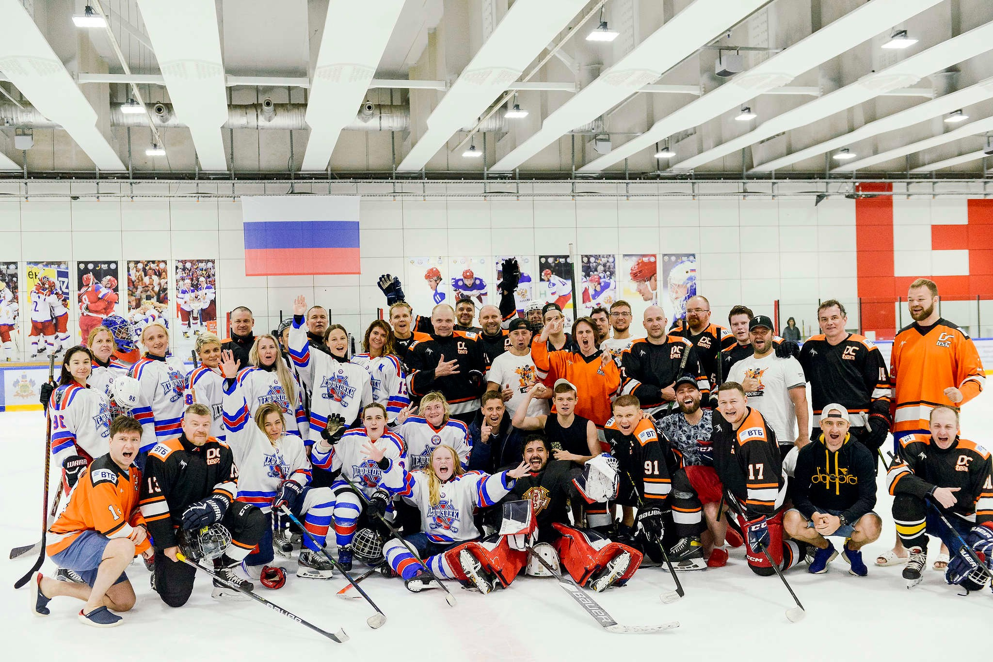 Любительская хоккейная команда играет в хоккей на сборах в городе Сочи. Съемка 2023 года.