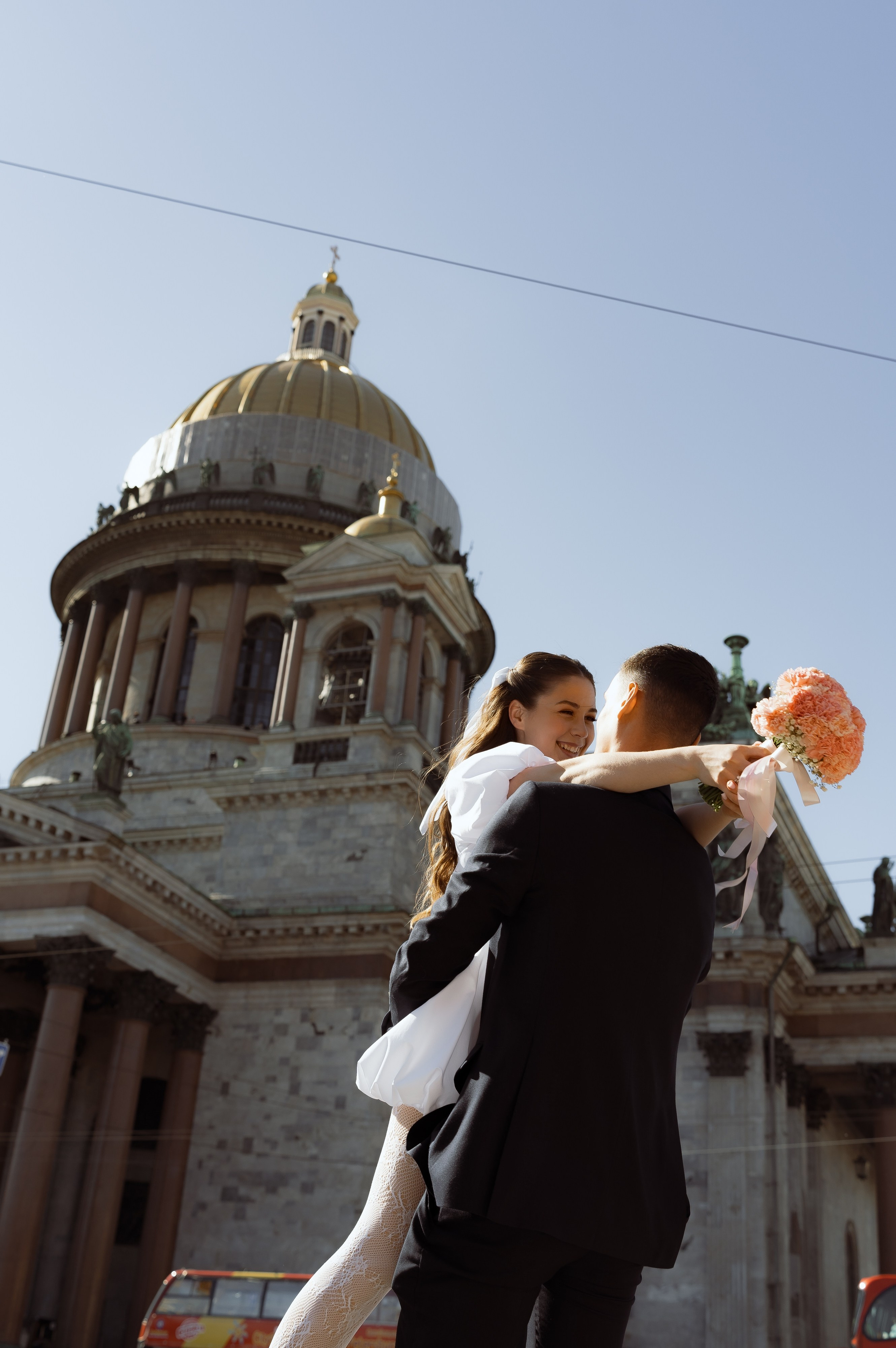 Романтичный момент у Исаакия — жених держит невесту на руках