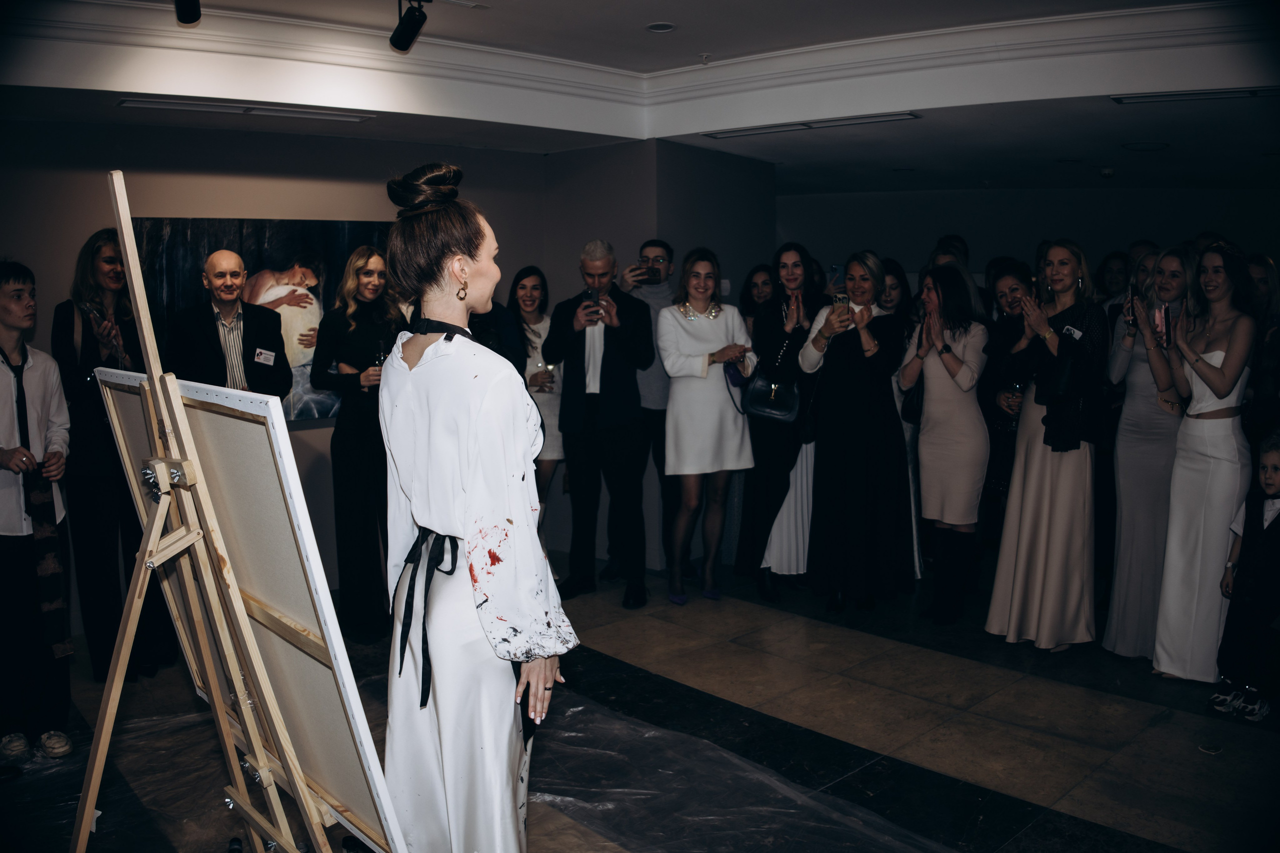 репортажный фотограф александра хитрина-художницы дарья санатина рисует картину